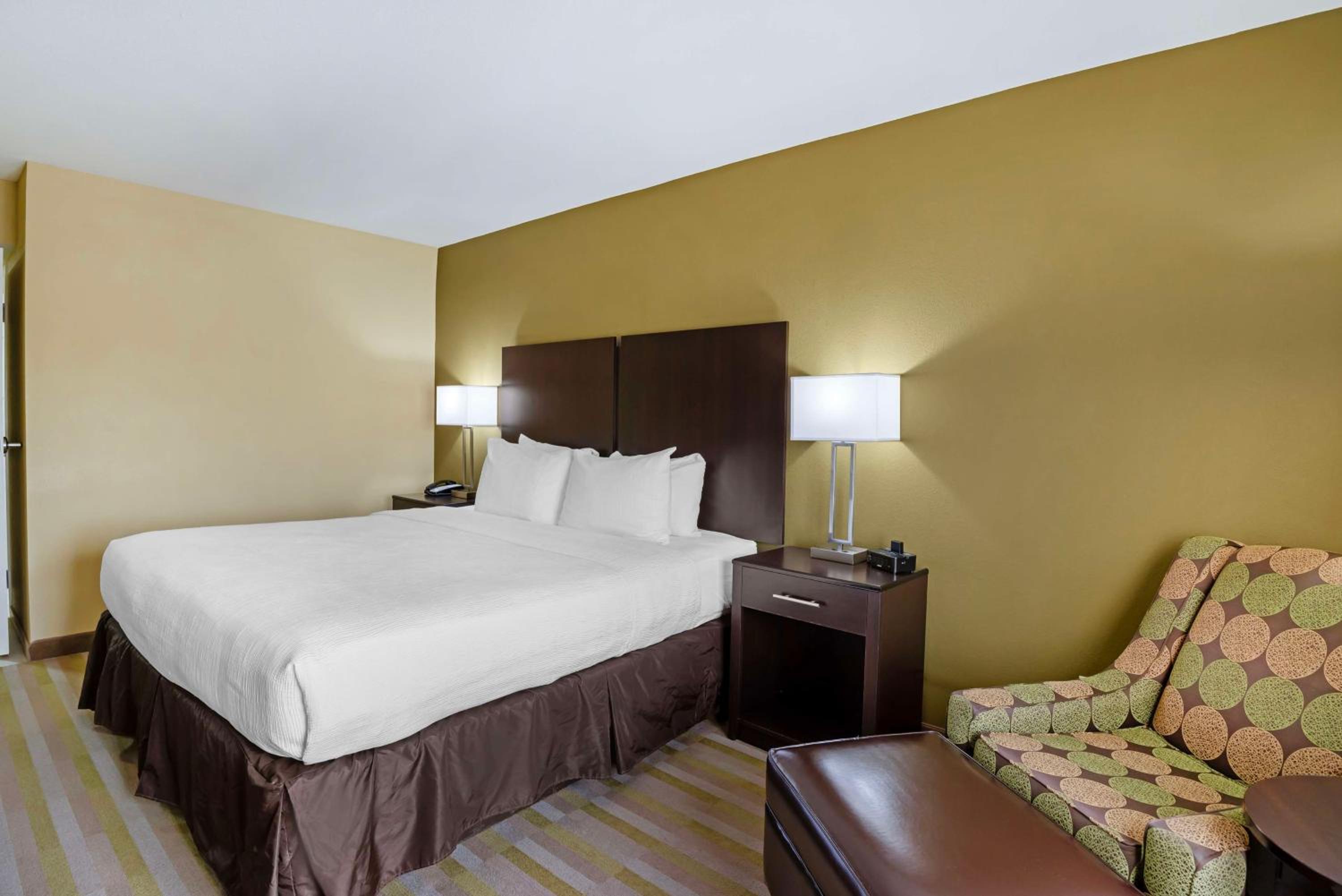 King Room with Bath Tub - Disability Access/Non-Smoking  photo 1