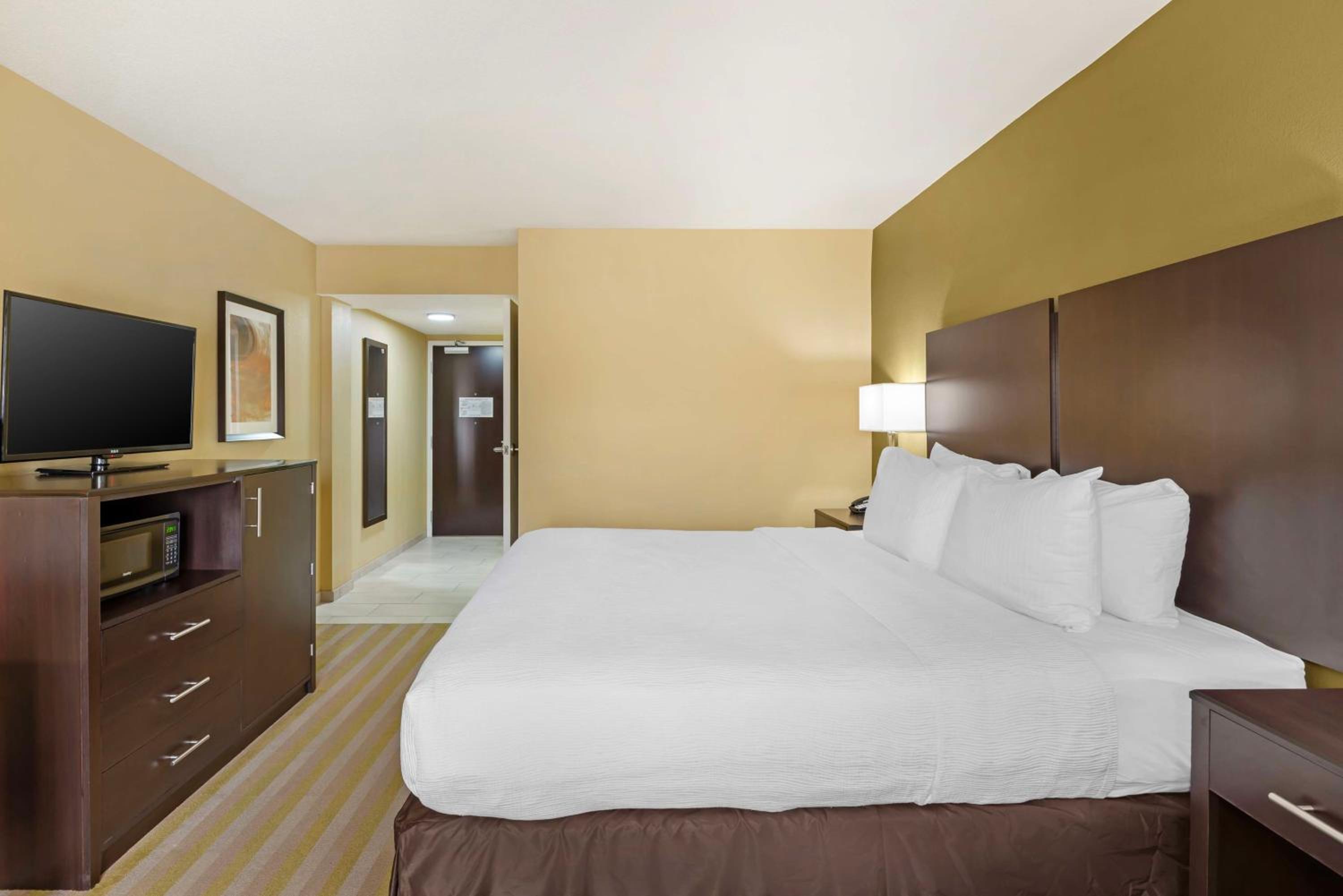 King Room with Bath Tub - Disability Access/Non-Smoking  photo 2