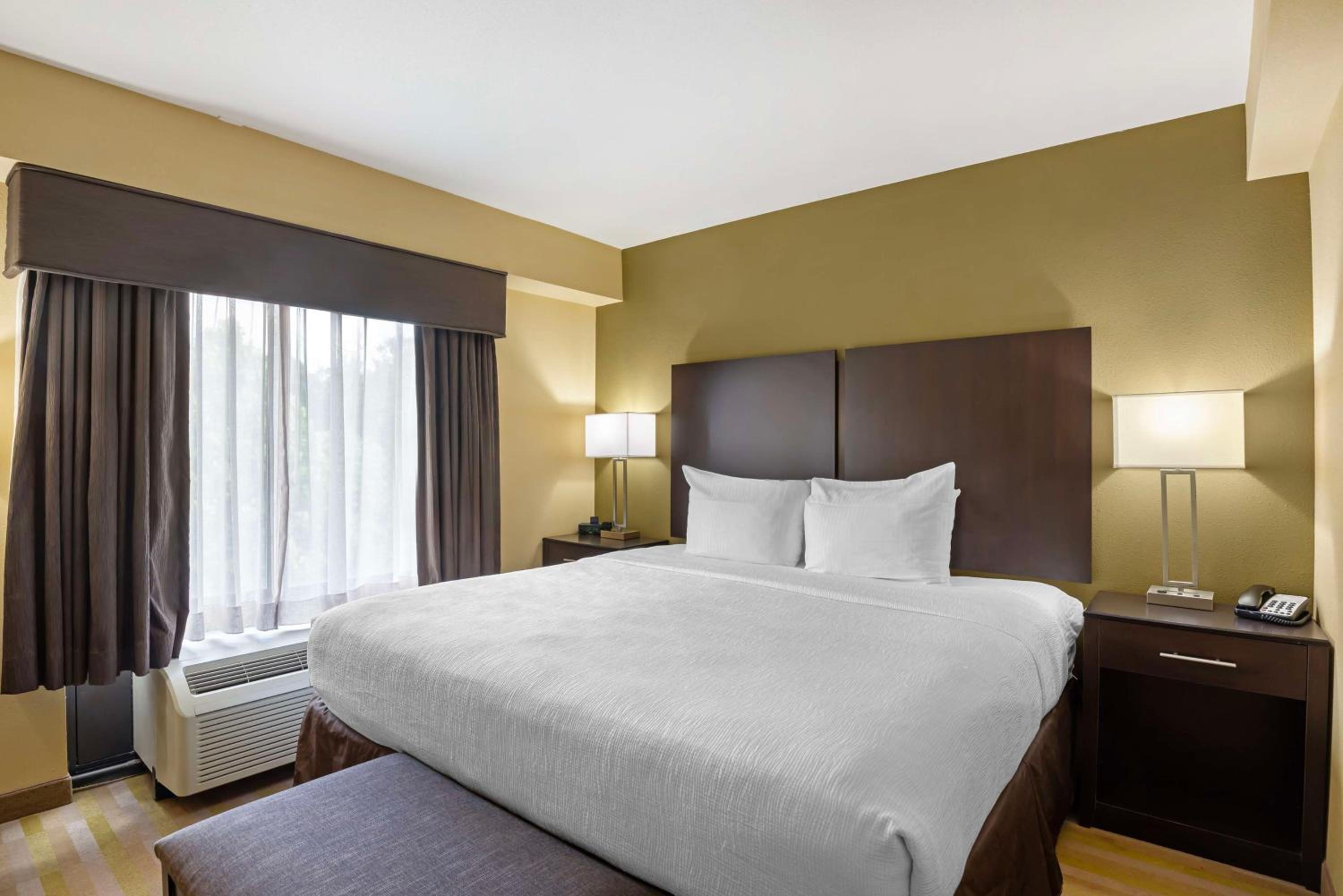 King Suite with Roll-In Shower - Disability Access photo 2