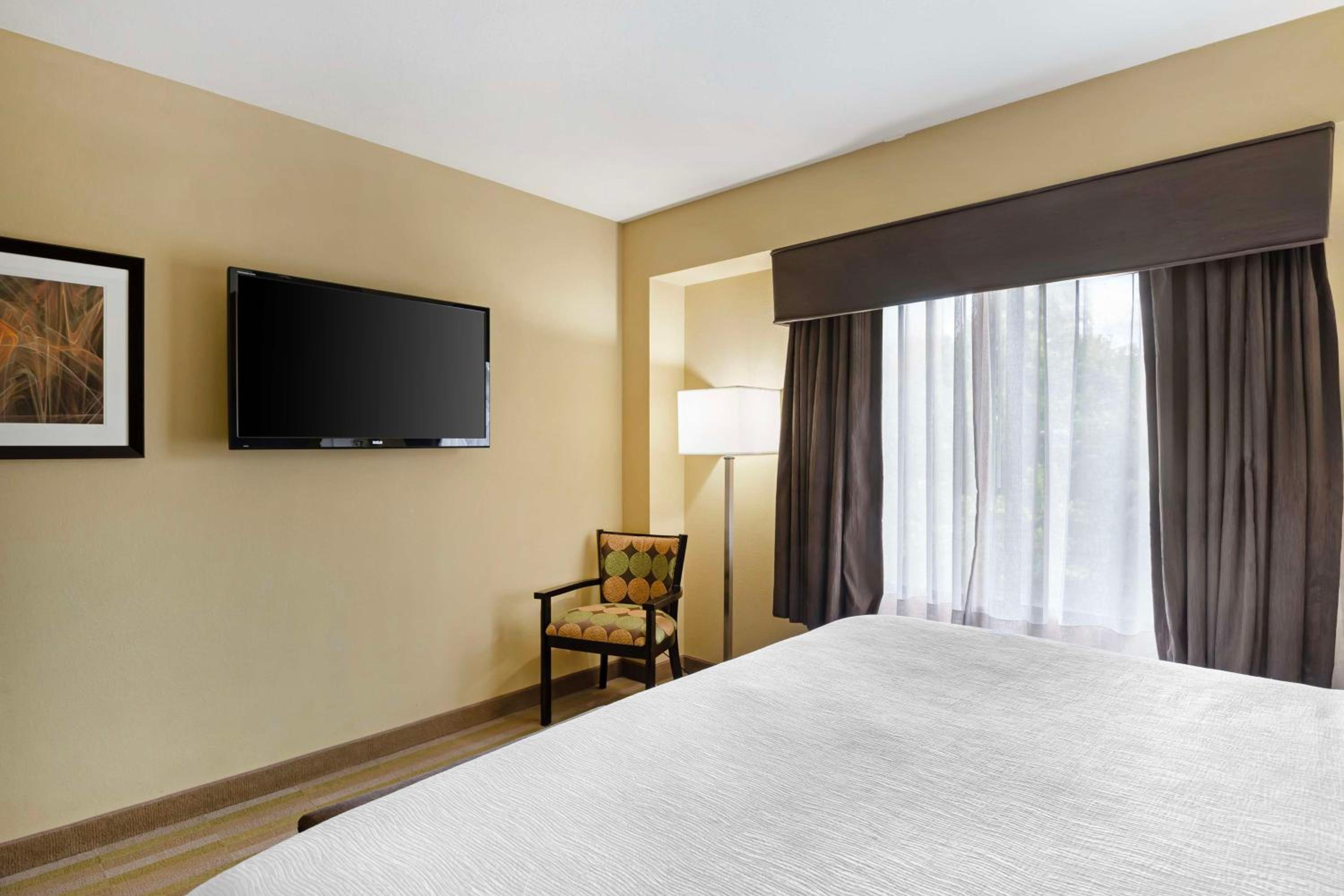 King Suite with Roll-In Shower - Disability Access photo 3