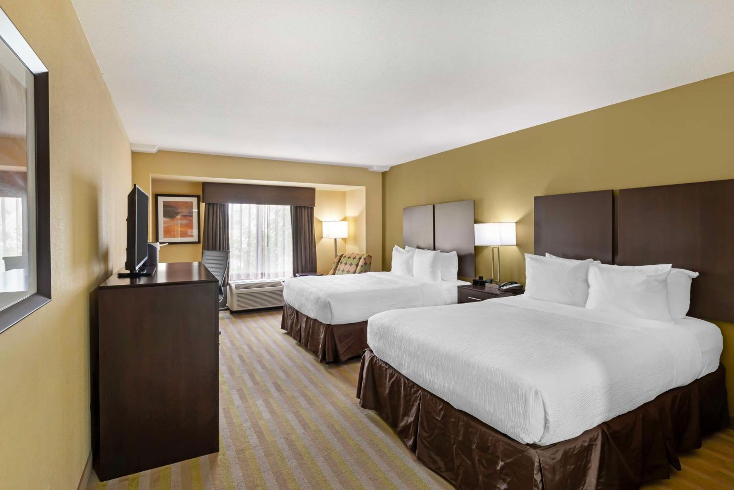 Queen Room with Two Queen Beds - Non-Smoking photo 2