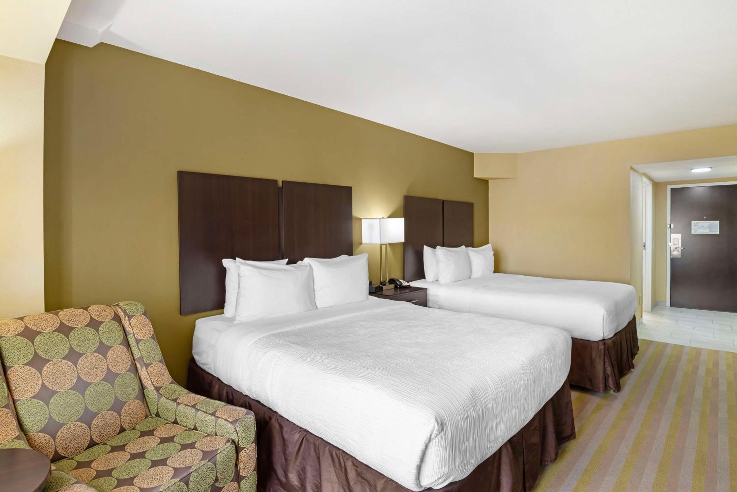 Queen Room with Two Queen Beds - Non-Smoking photo 3