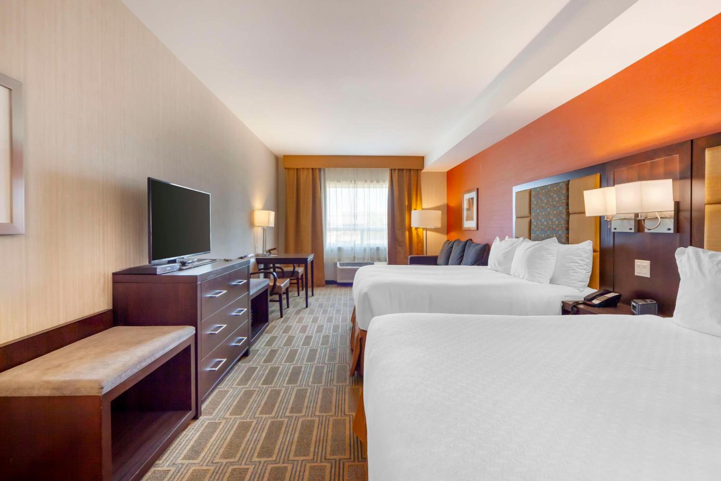 Queen Room with Two Queen Beds and Kitchenette photo 2