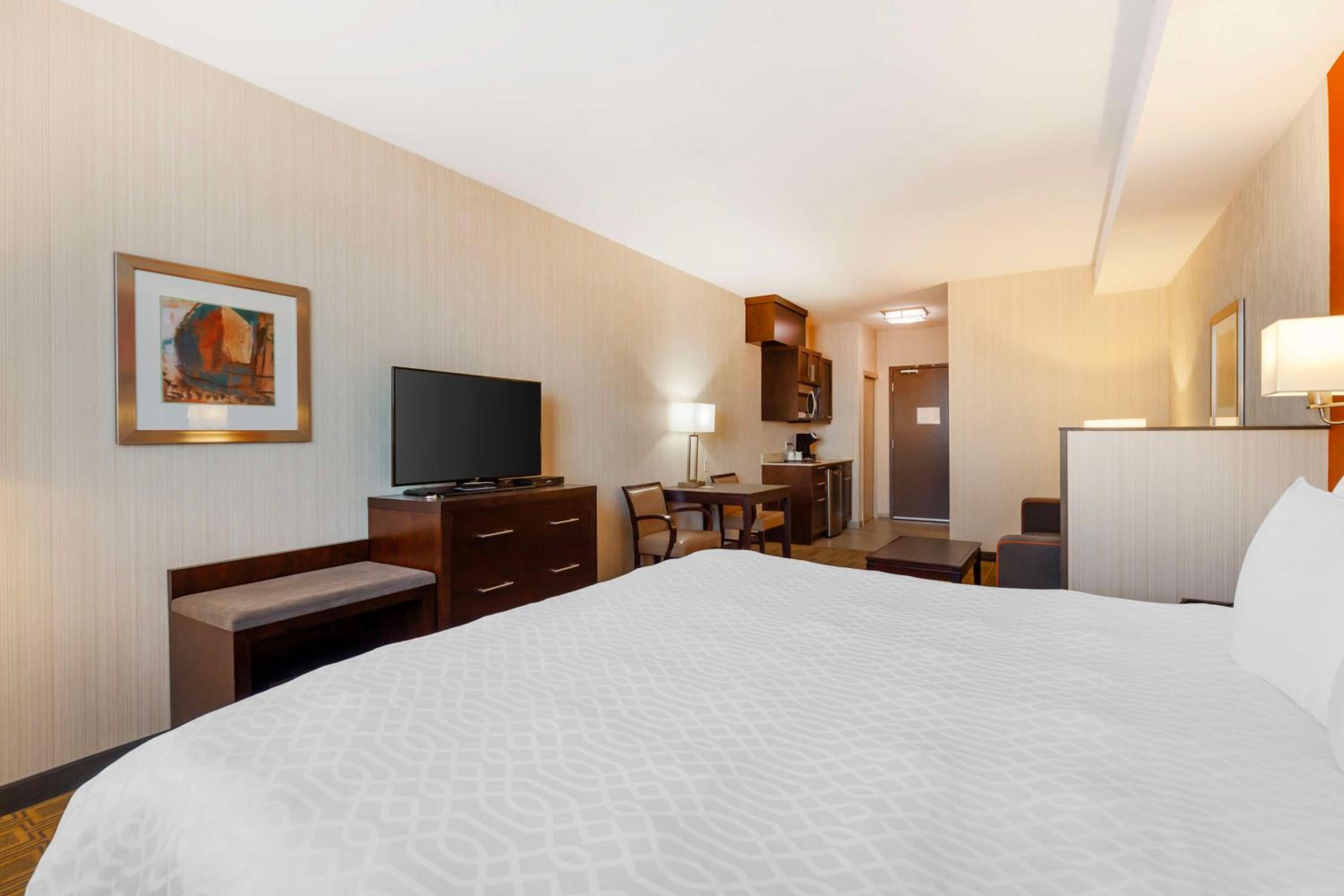 Two-Bedroom Suite photo 2