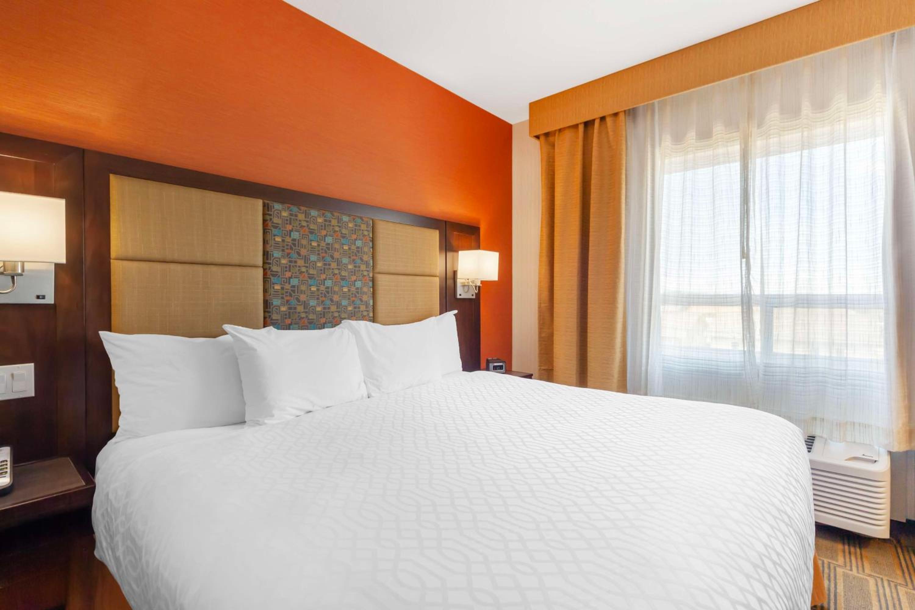 Deluxe King Room with Sofa Bed photo 3