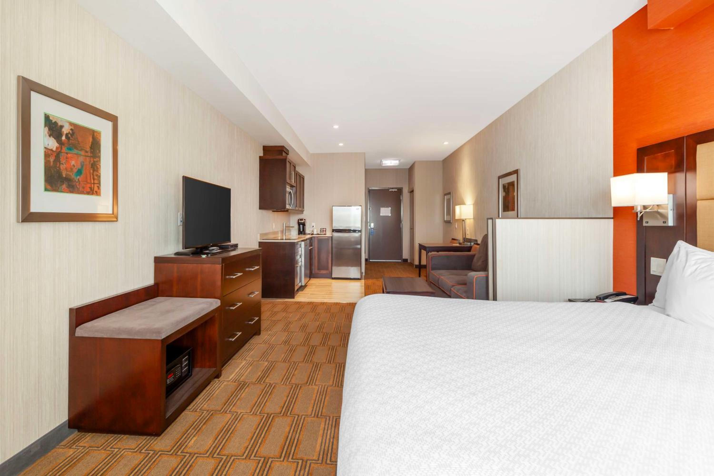 Two-Bedroom King Suite photo 1