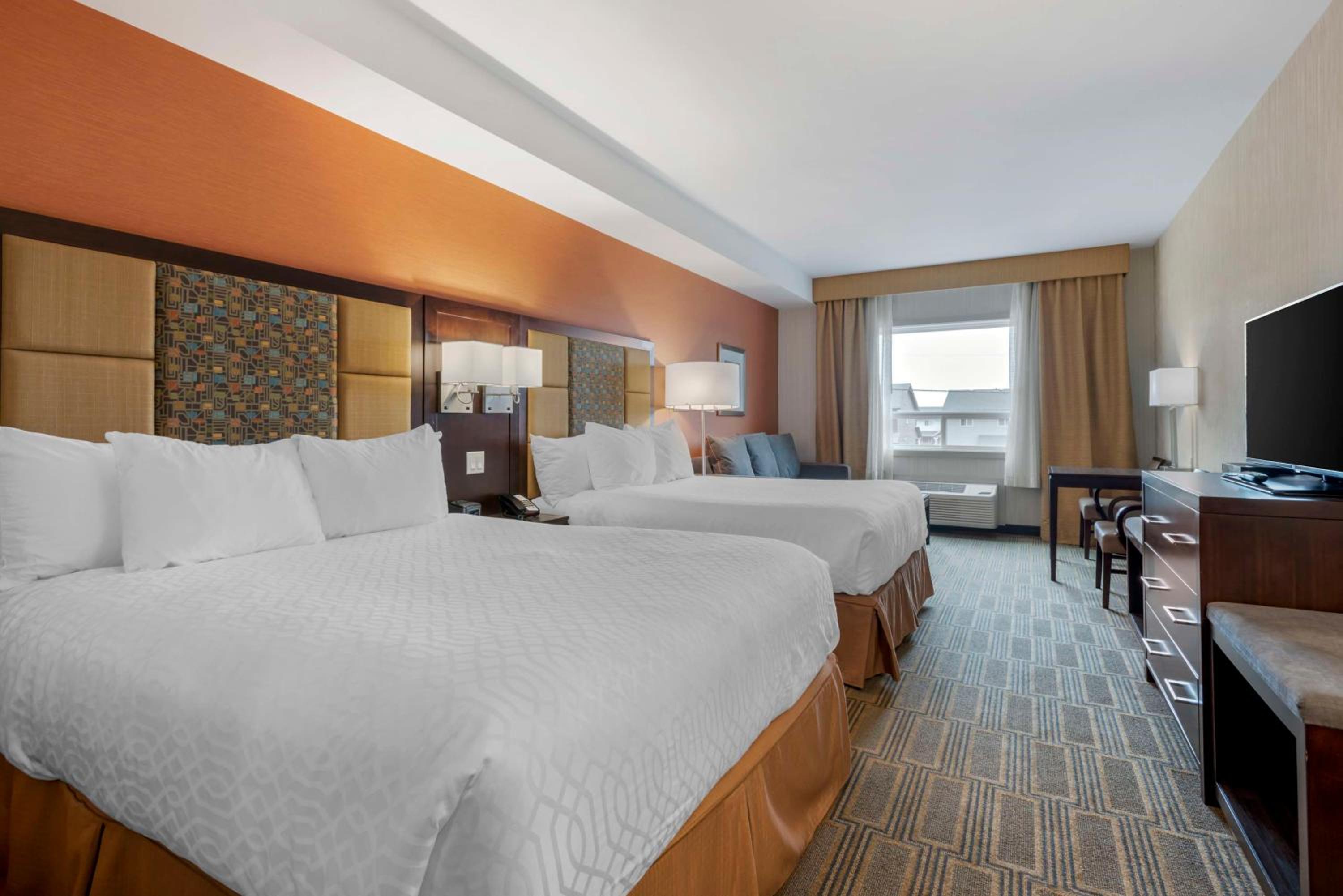 Queen Room with Two Queen Beds and Kitchenette photo 3