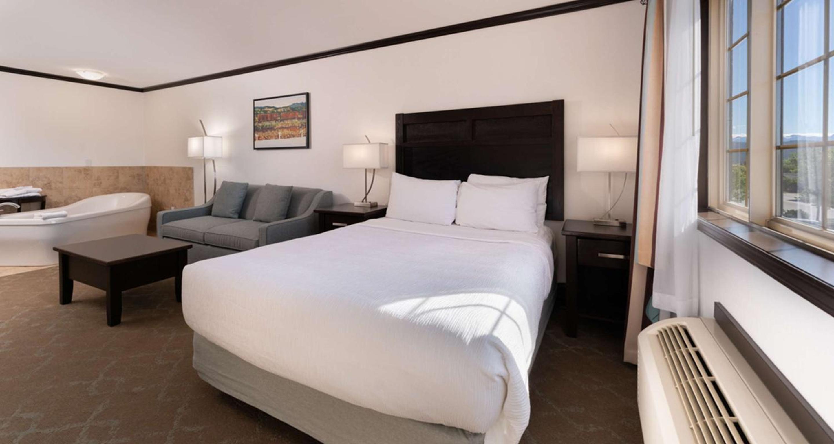 Queen Suite with Sofa Bed - Photo 3