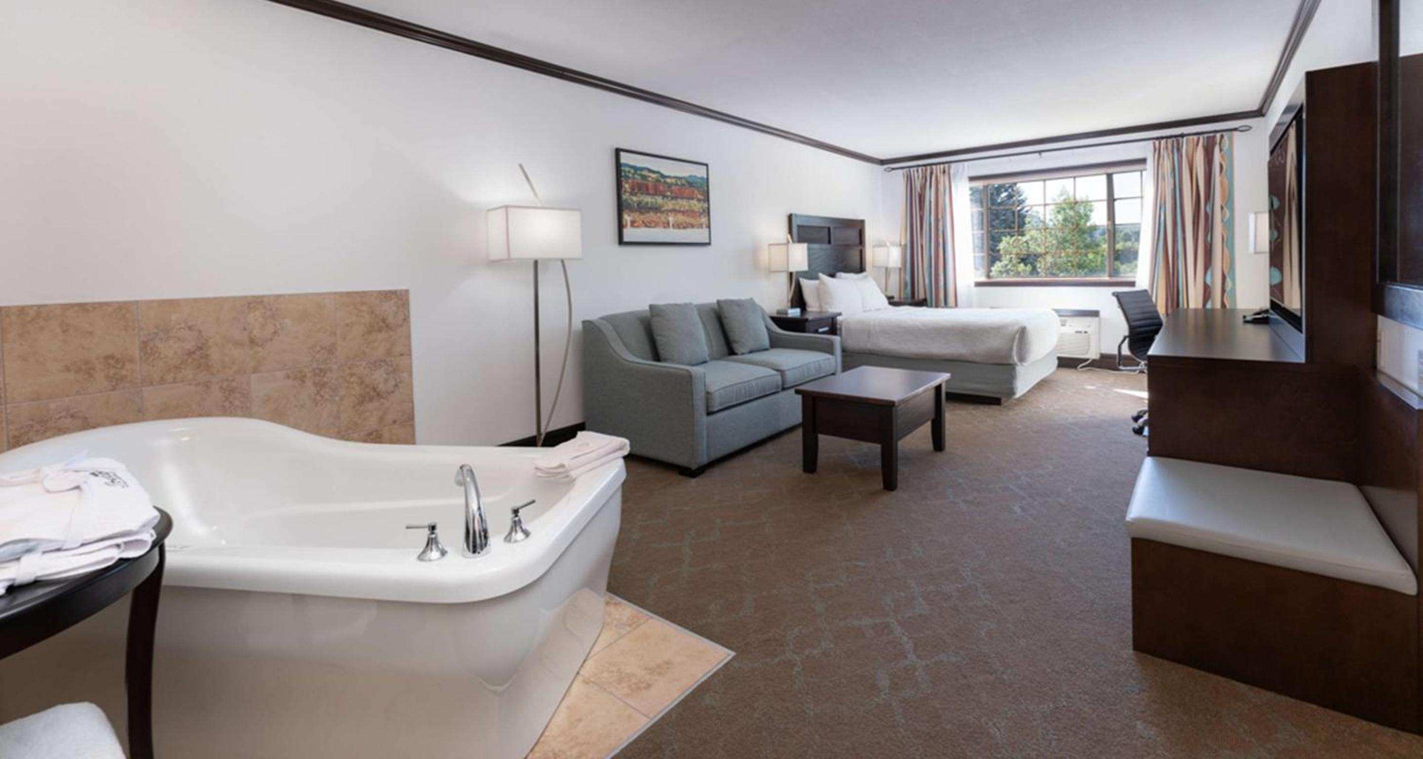 Queen Suite with Sofa Bed - Photo 2