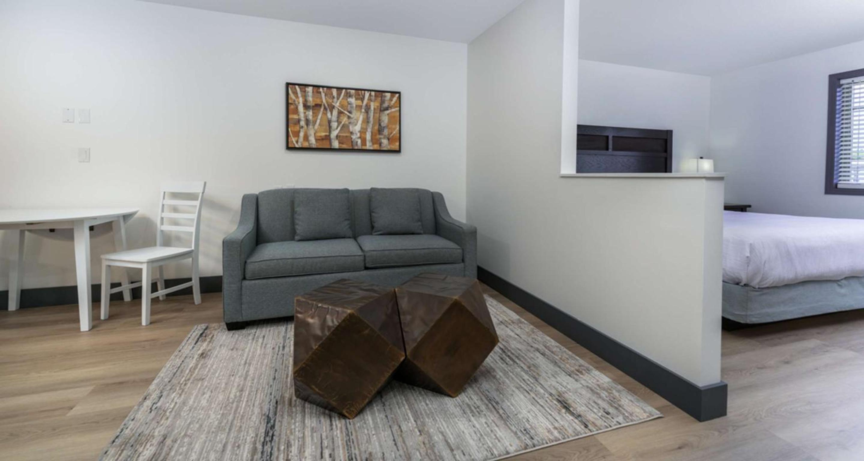 King Suite with Sofa Bed, Full Kitchen, Sitting Area and Shower - Non-Smoking