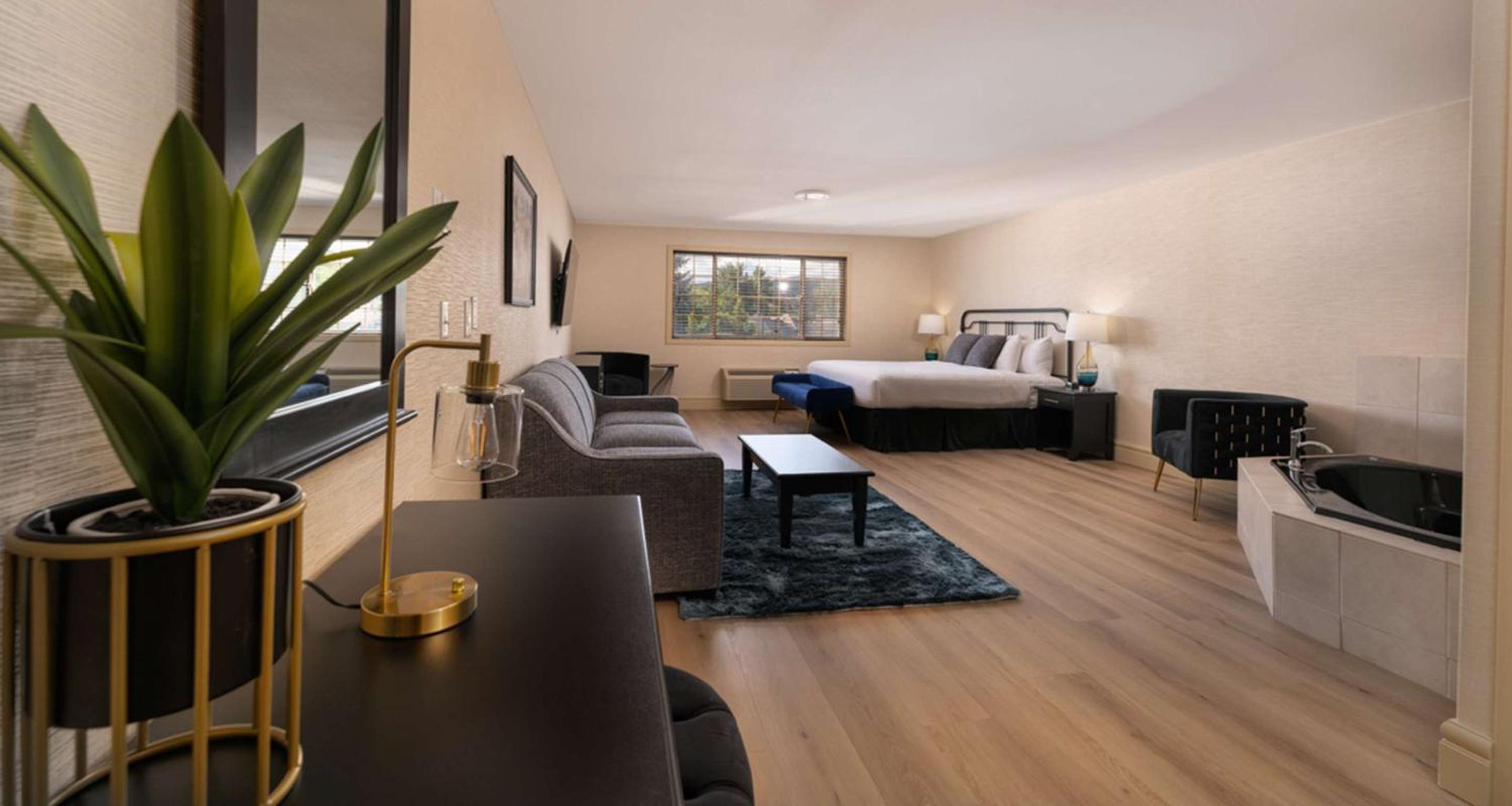 King Suite with Sofa Bed, Spa Bath and Mountain View - Non-Smoking - Photo 2