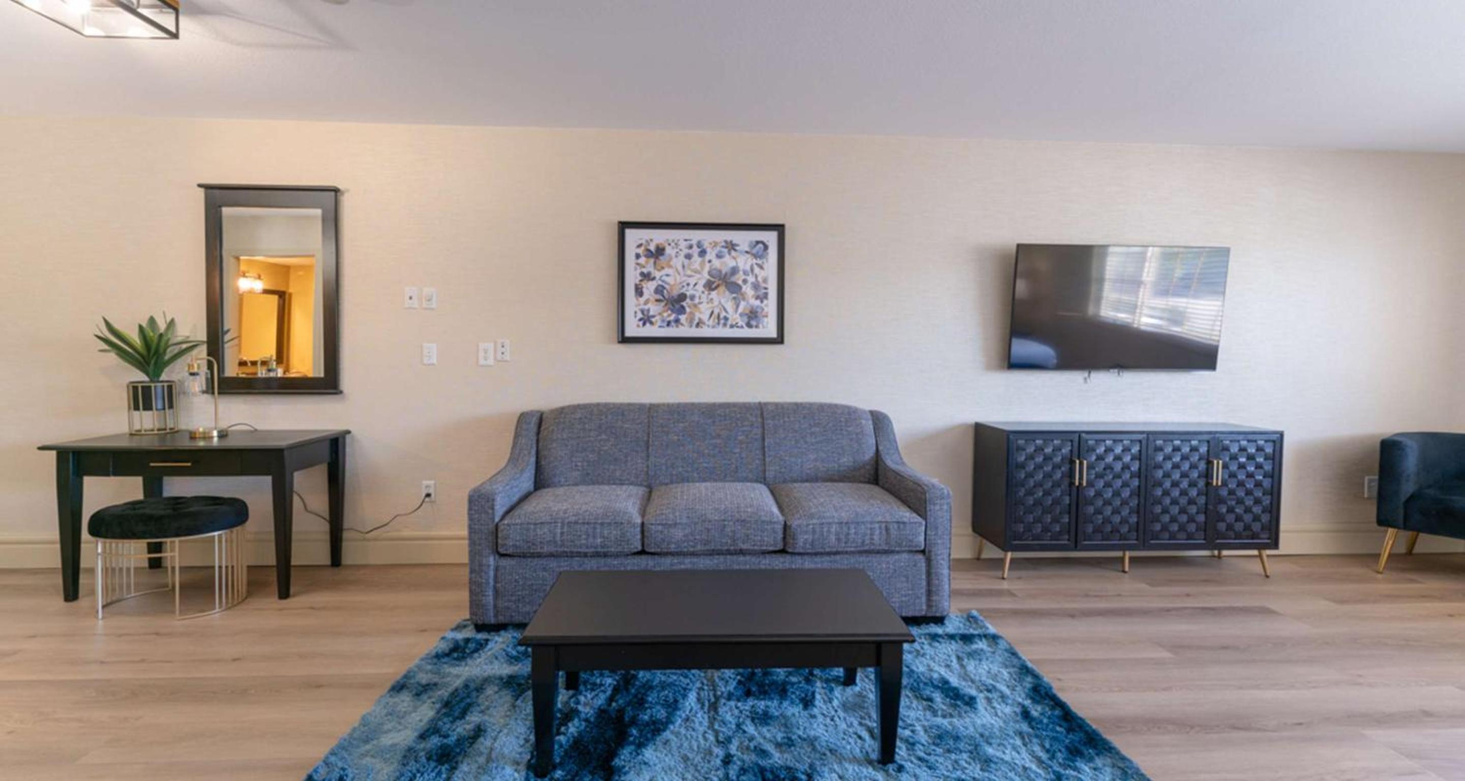 King Suite with Sofa Bed, Spa Bath and Mountain View - Non-Smoking - Photo 1