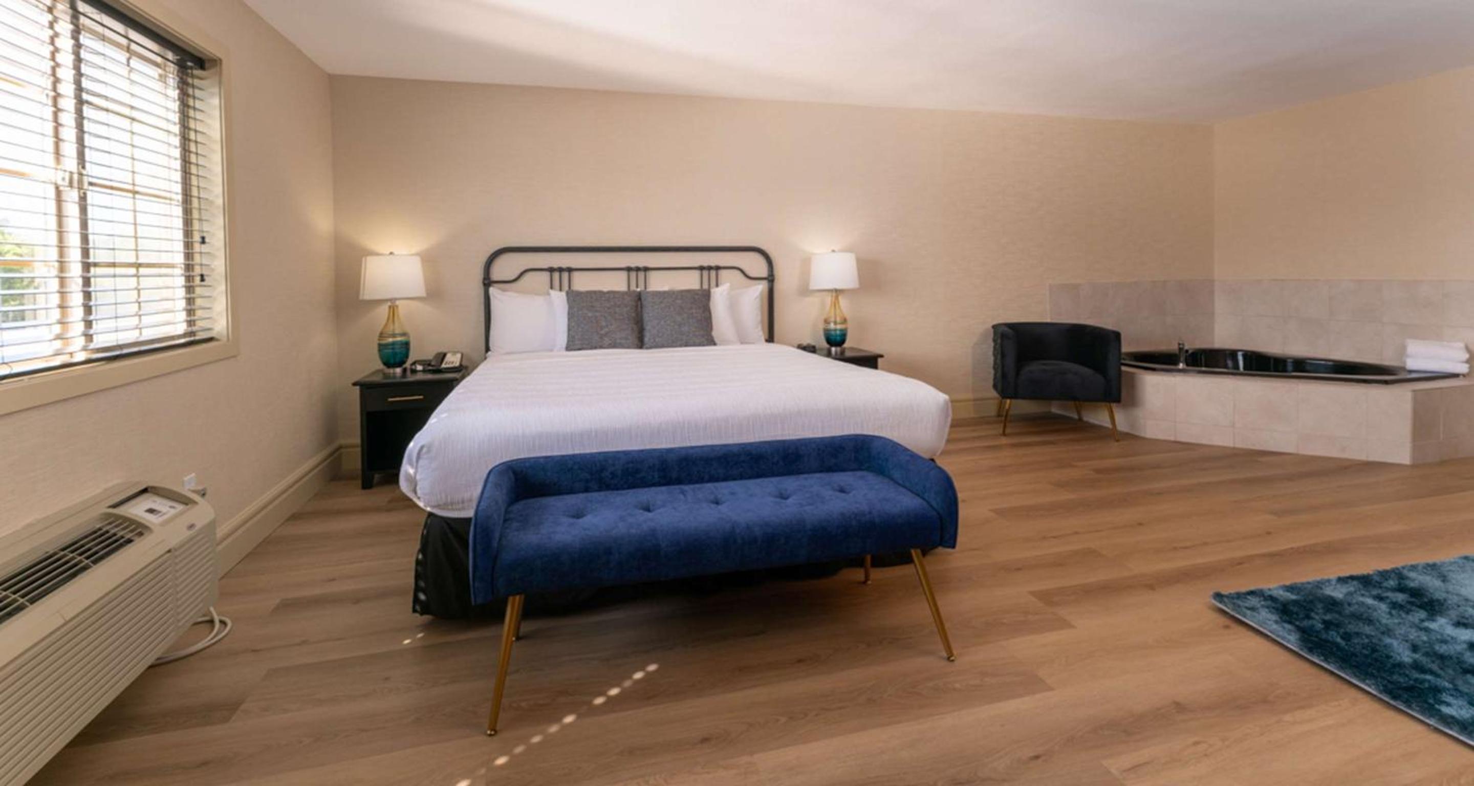 King Suite with Sofa Bed, Spa Bath and Mountain View - Non-Smoking - Photo 4