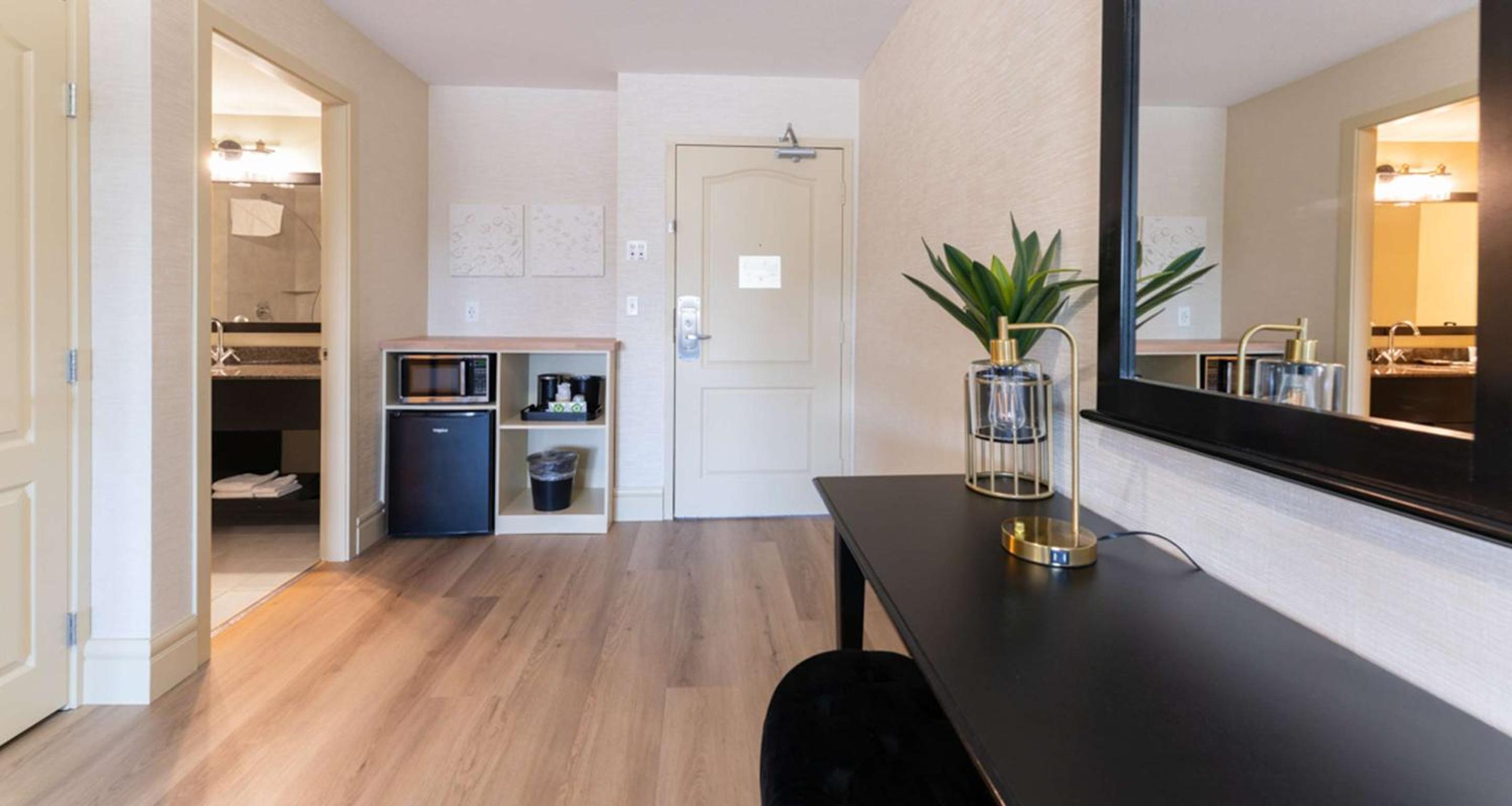 King Suite with Sofa Bed, Spa Bath and Mountain View - Non-Smoking - Photo 3