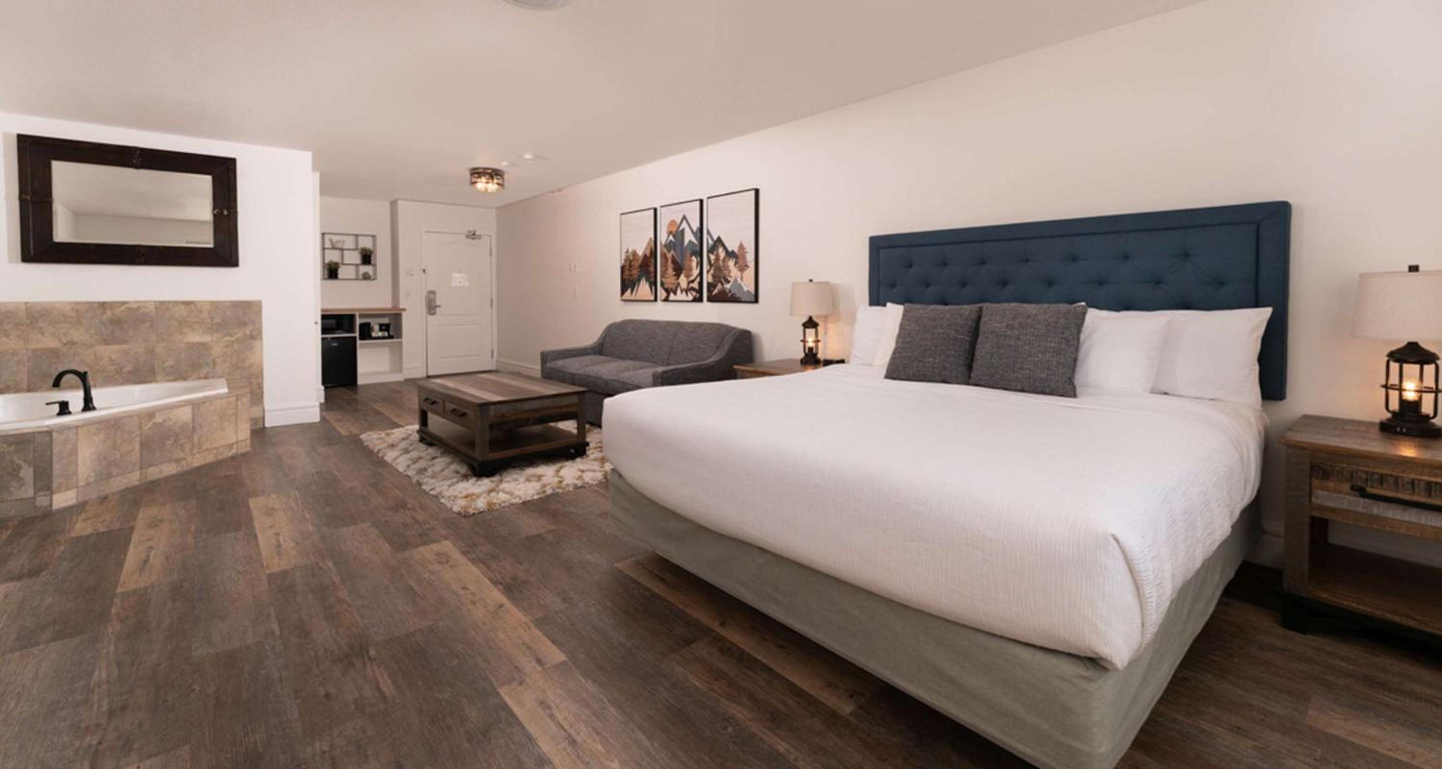 King Suite with Sofa Bed, Spa Bath and Mountain View - Higher Floor/Non-Smoking - Photo 1