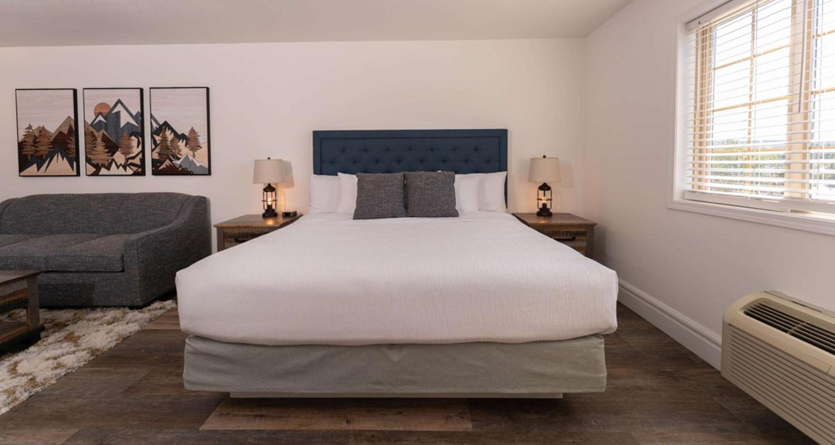 King Suite with Sofa Bed, Spa Bath and Mountain View - Higher Floor/Non-Smoking - Photo 3