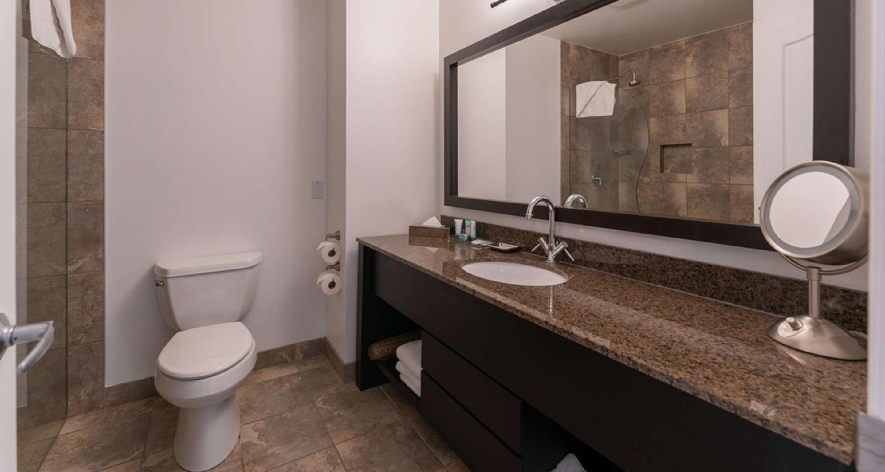 King Suite with Sofa Bed, Spa Bath and Mountain View - Higher Floor/Non-Smoking - Photo 2