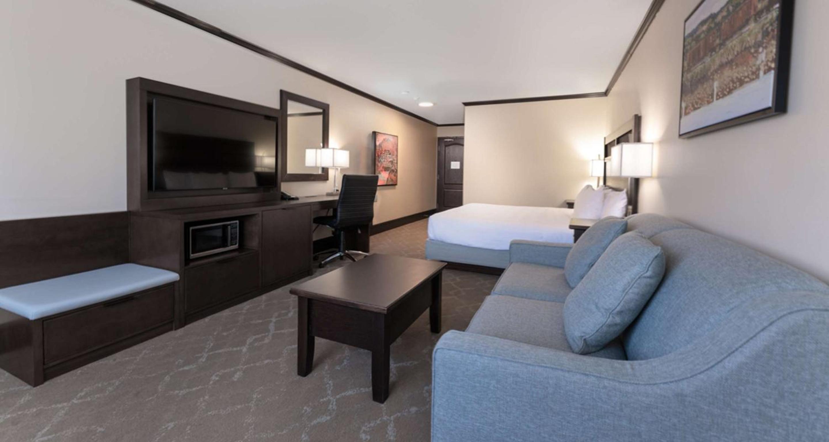 King Room with Sofa Bed - Photo 2