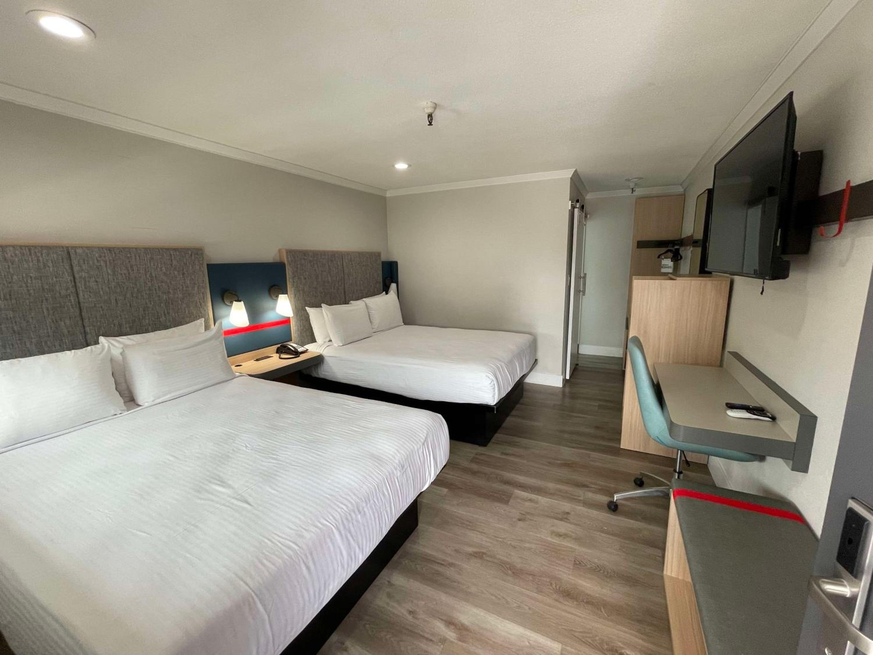 Queen Room with Two Queen Beds - Non-Smoking - Photo 4