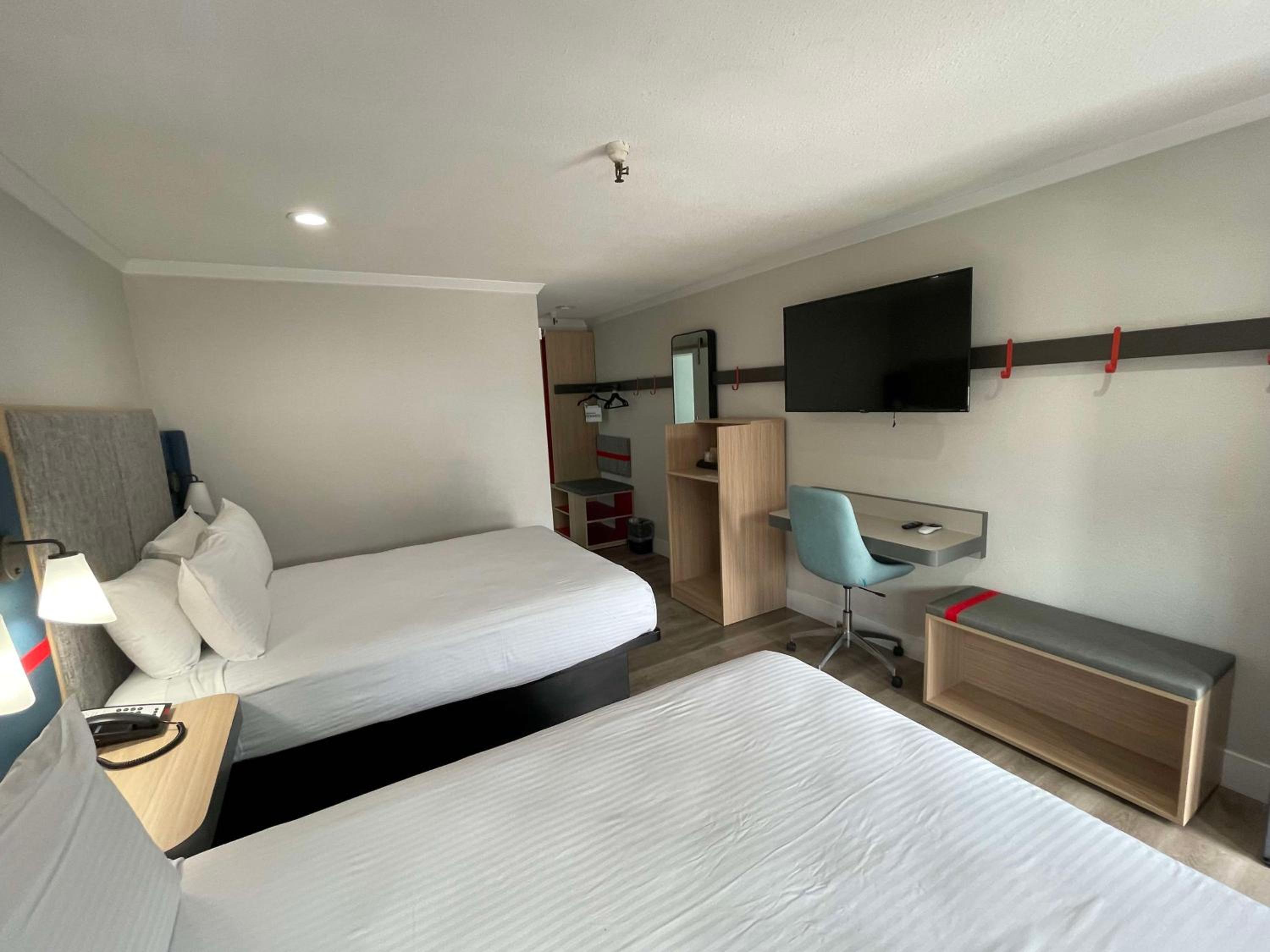 Queen Room with Two Queen Beds - Non-Smoking - Photo 3