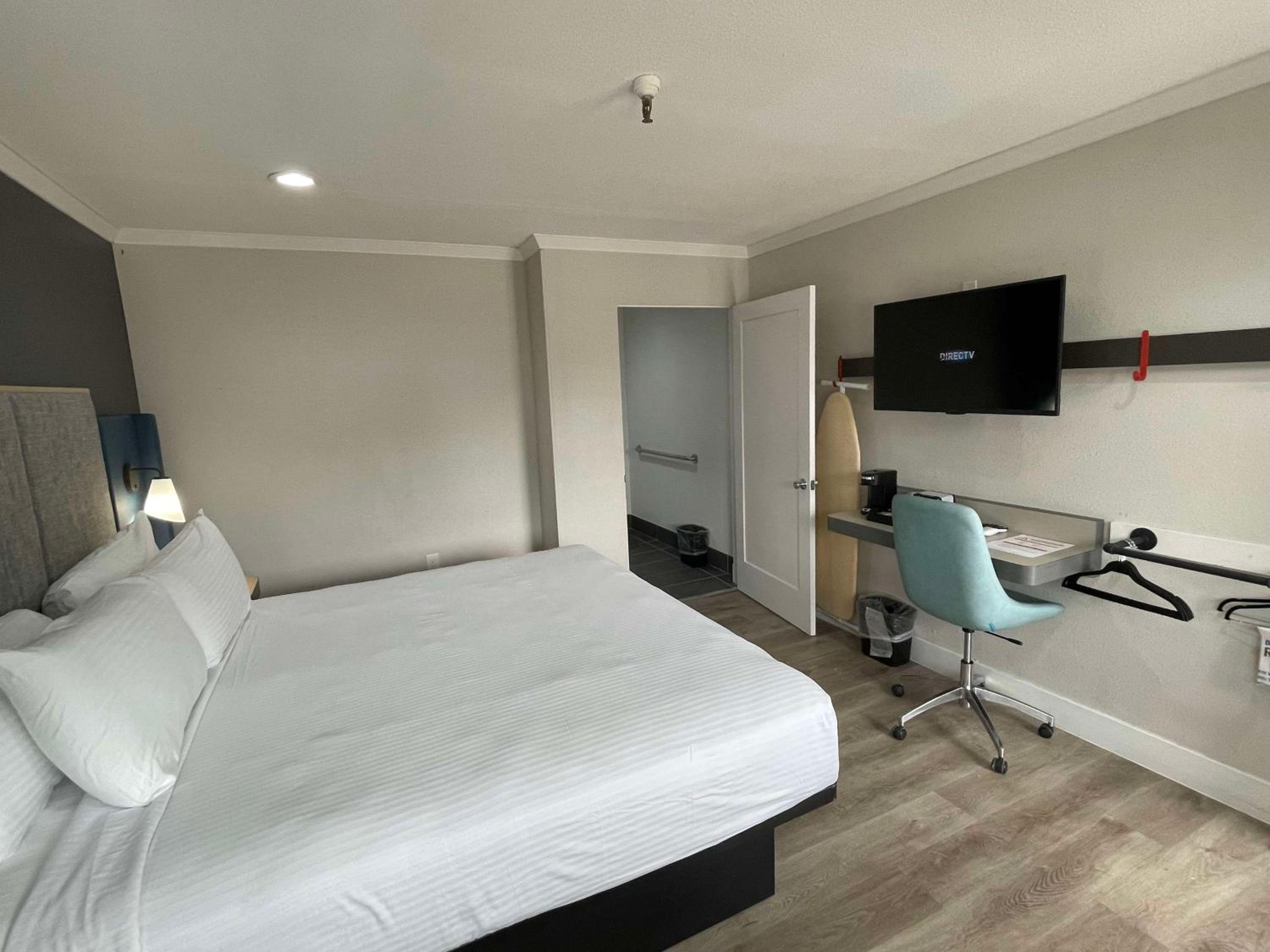 King Room with Roll-In Shower - Disability Access - Photo 6