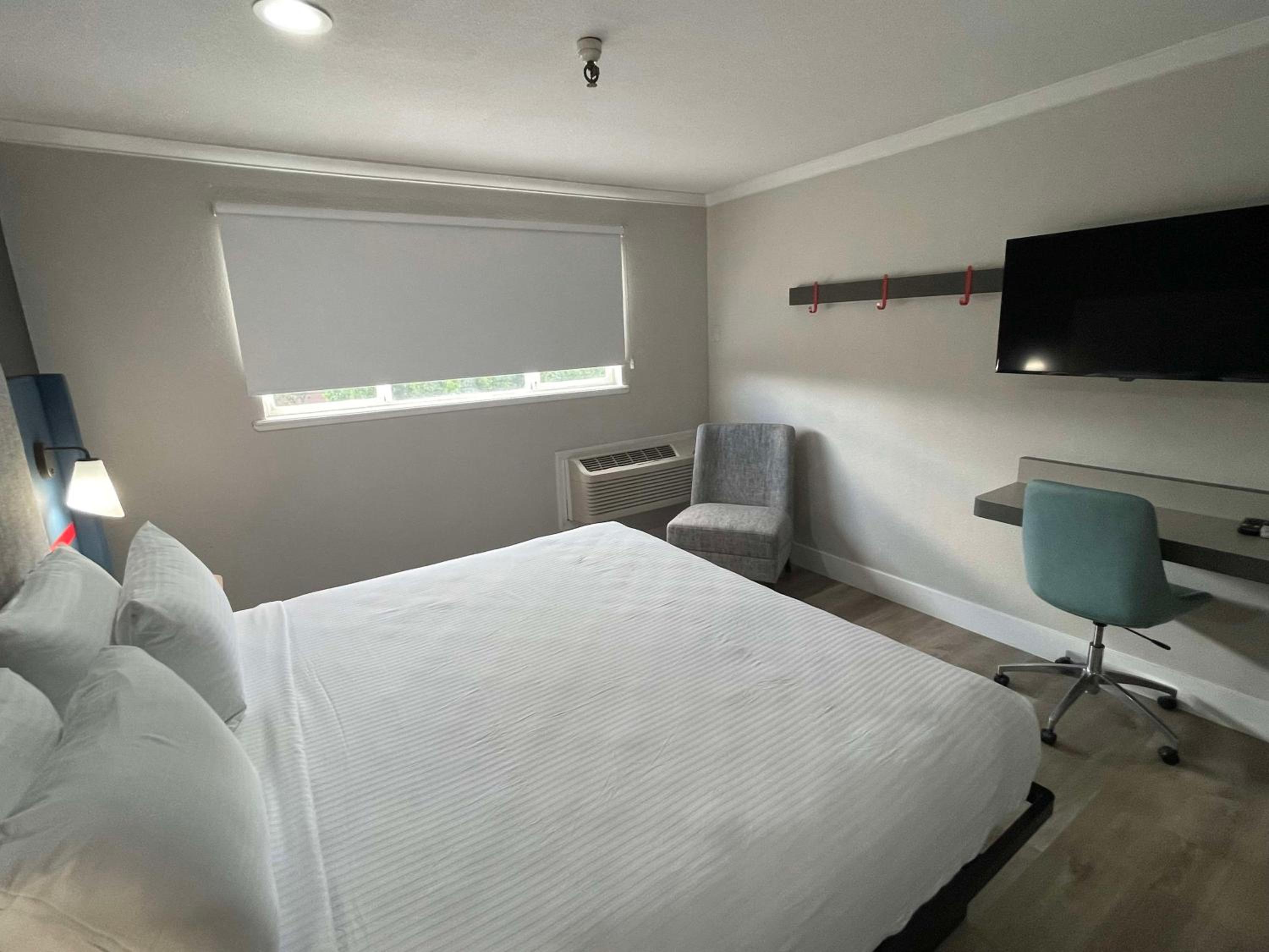 King Room - Non-Smoking - Photo 5