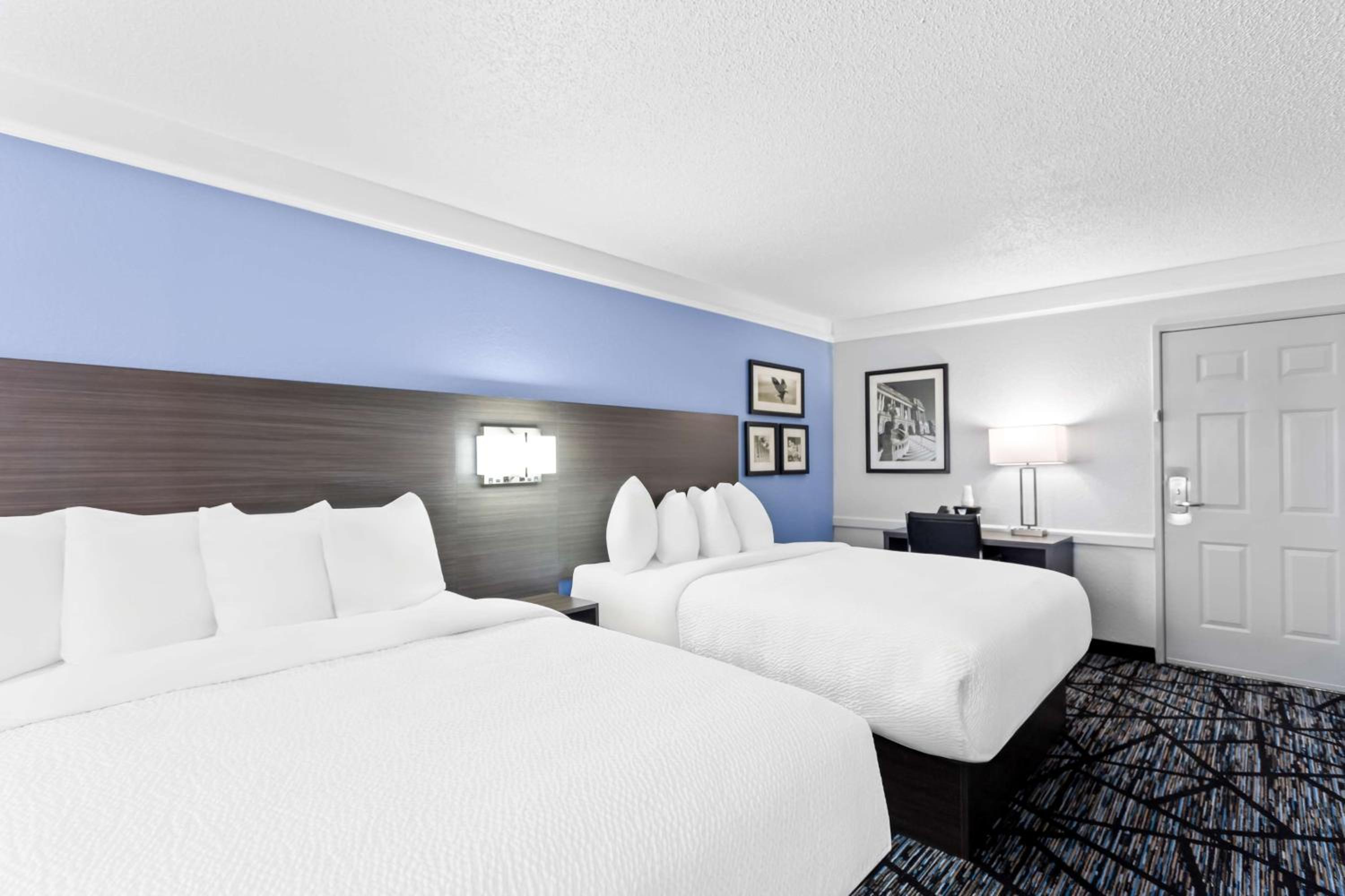 Queen Room with Two Queen Beds - Non-Smoking - Photo 3
