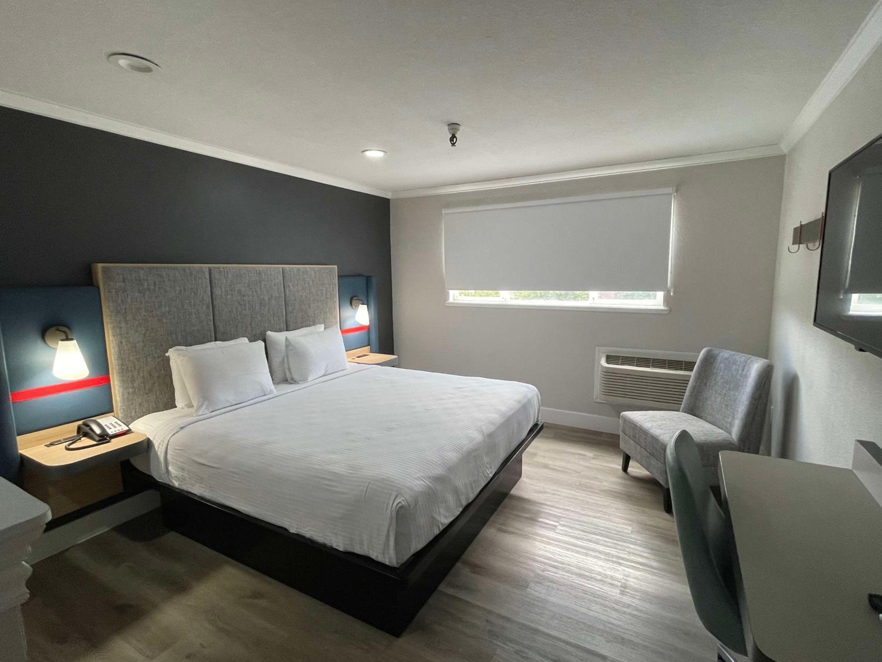 King Room - Non-Smoking - Photo 4