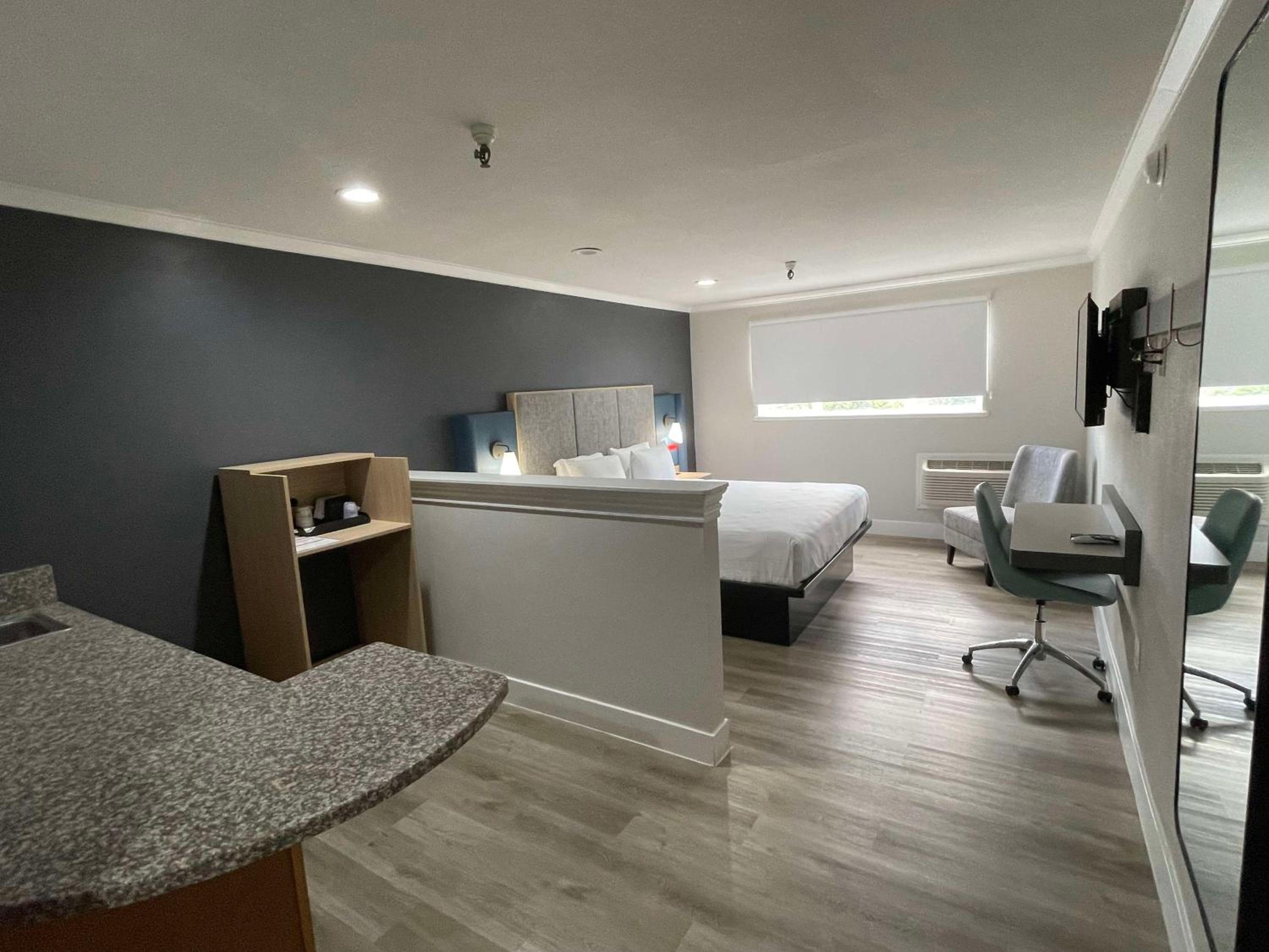 King Suite - Non-Smoking - Photo 1