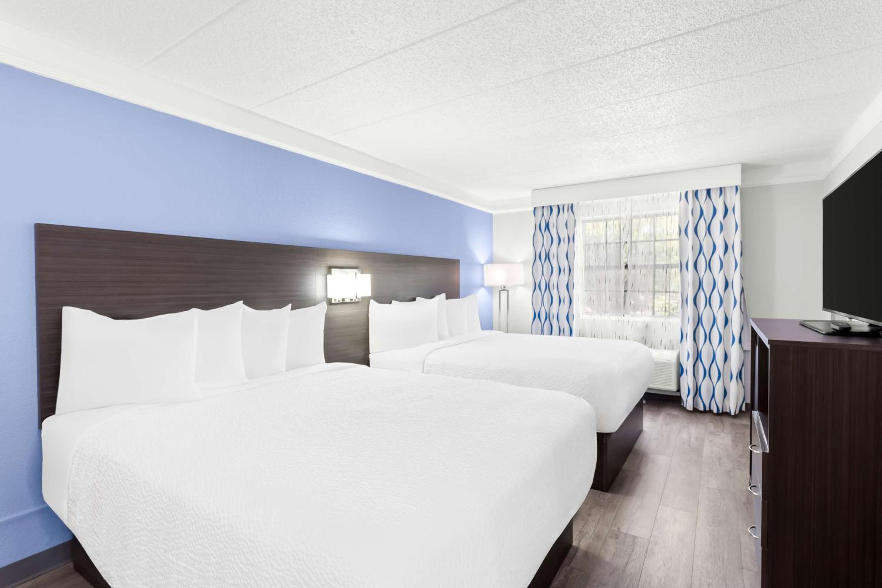 Queen Room with Two Queen Beds and Bath Tub - Disability Access - Photo 1