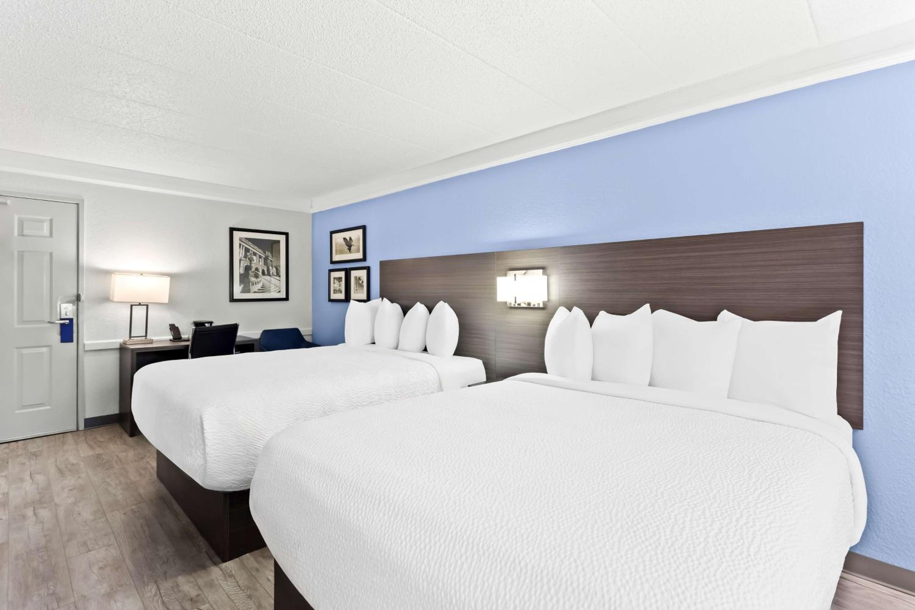 Queen Room with Two Queen Beds and Bath Tub - Disability Access - Photo 3