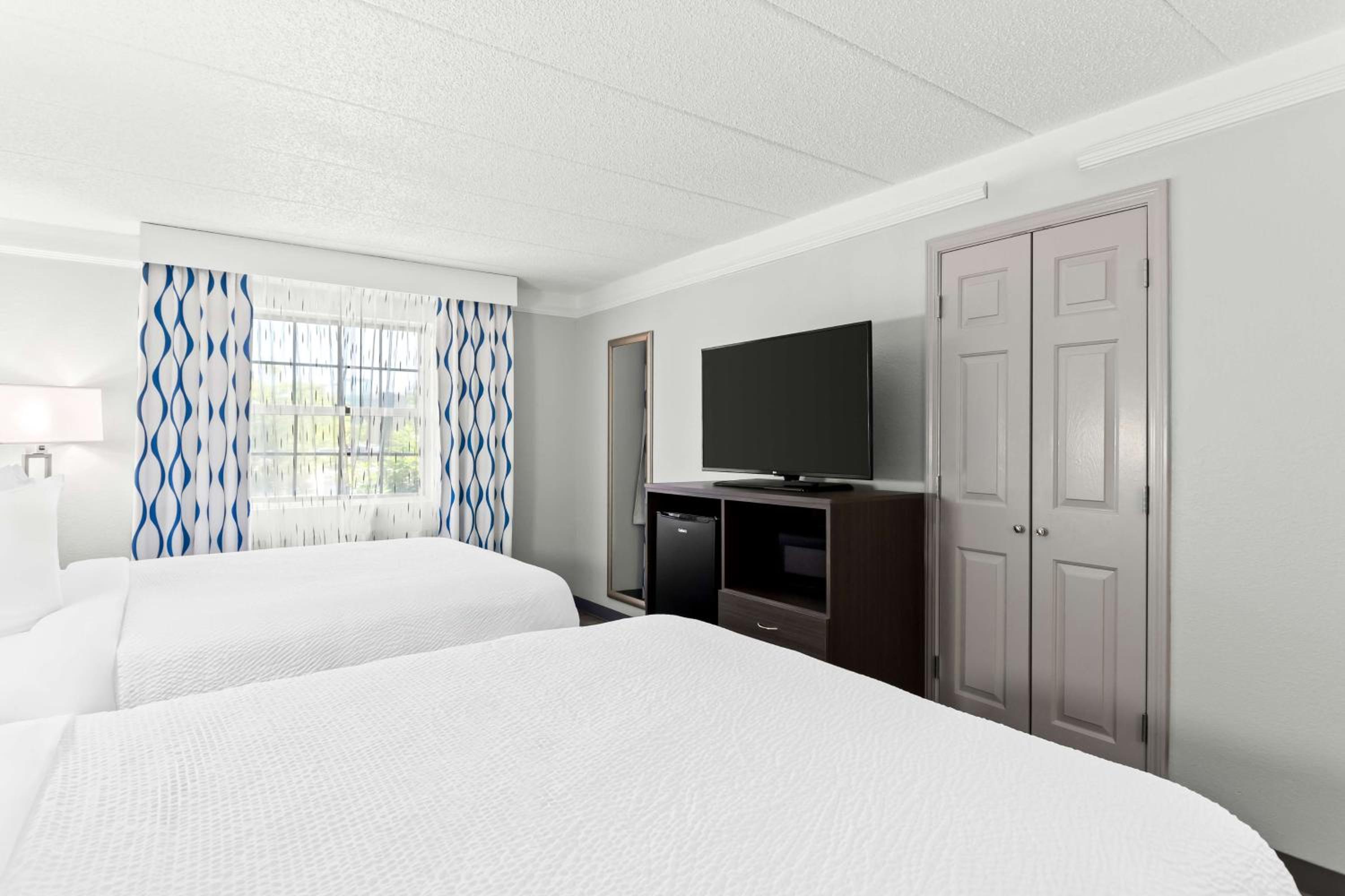 Queen Room with Two Queen Beds and Bath Tub - Disability Access - Photo 4