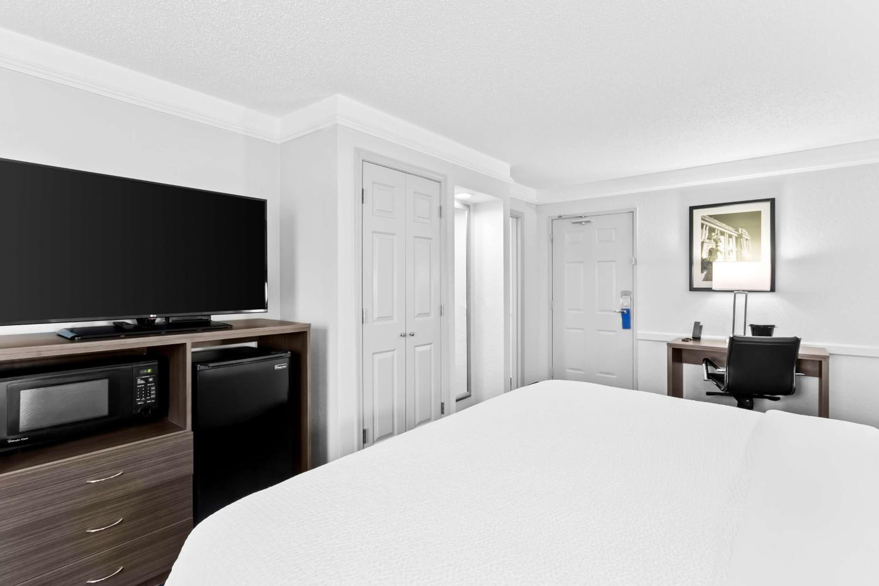 King Room - Non-Smoking - Photo 4