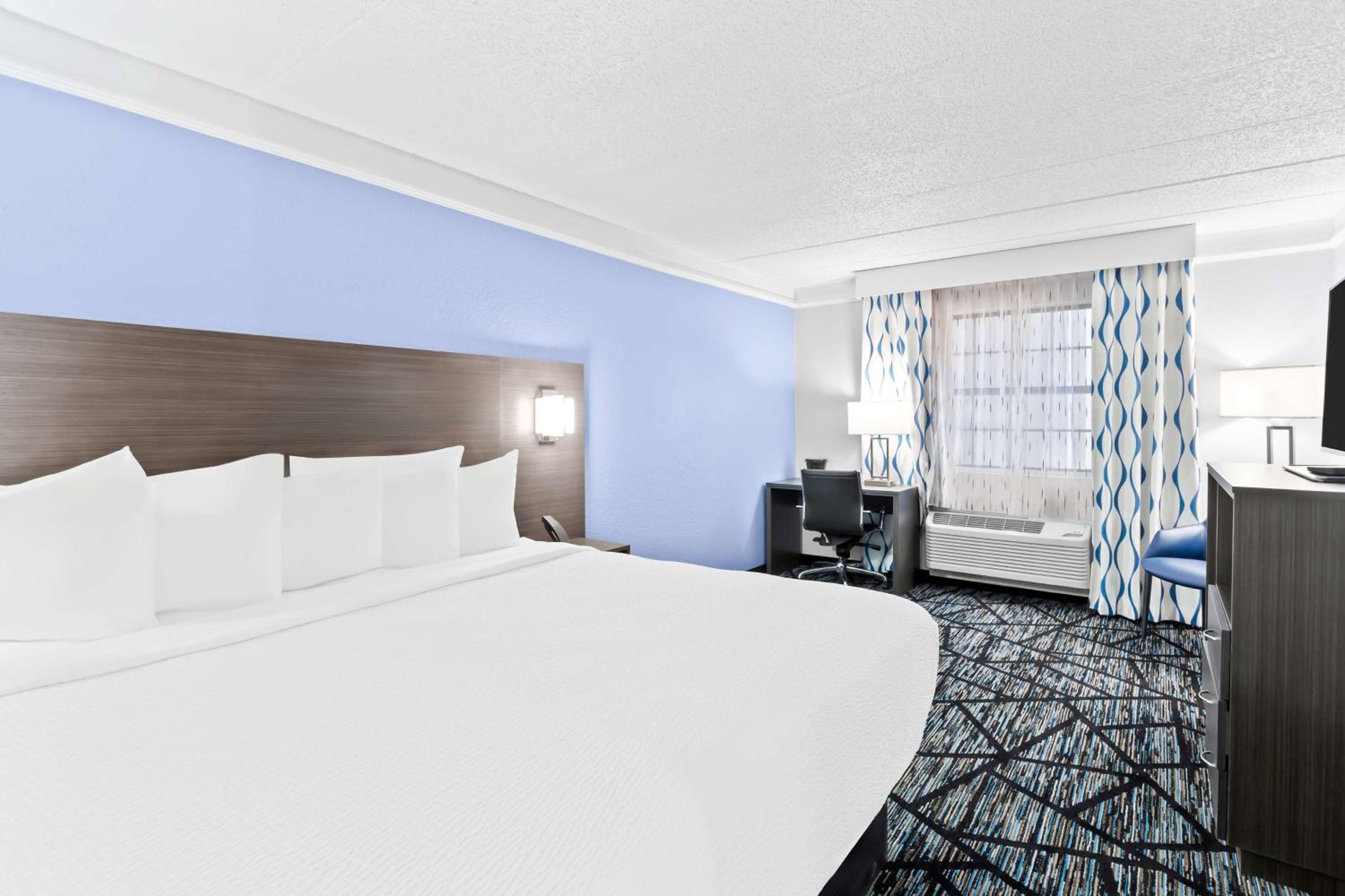 King Room with Roll-In Shower - Mobility Accessible - Photo 1