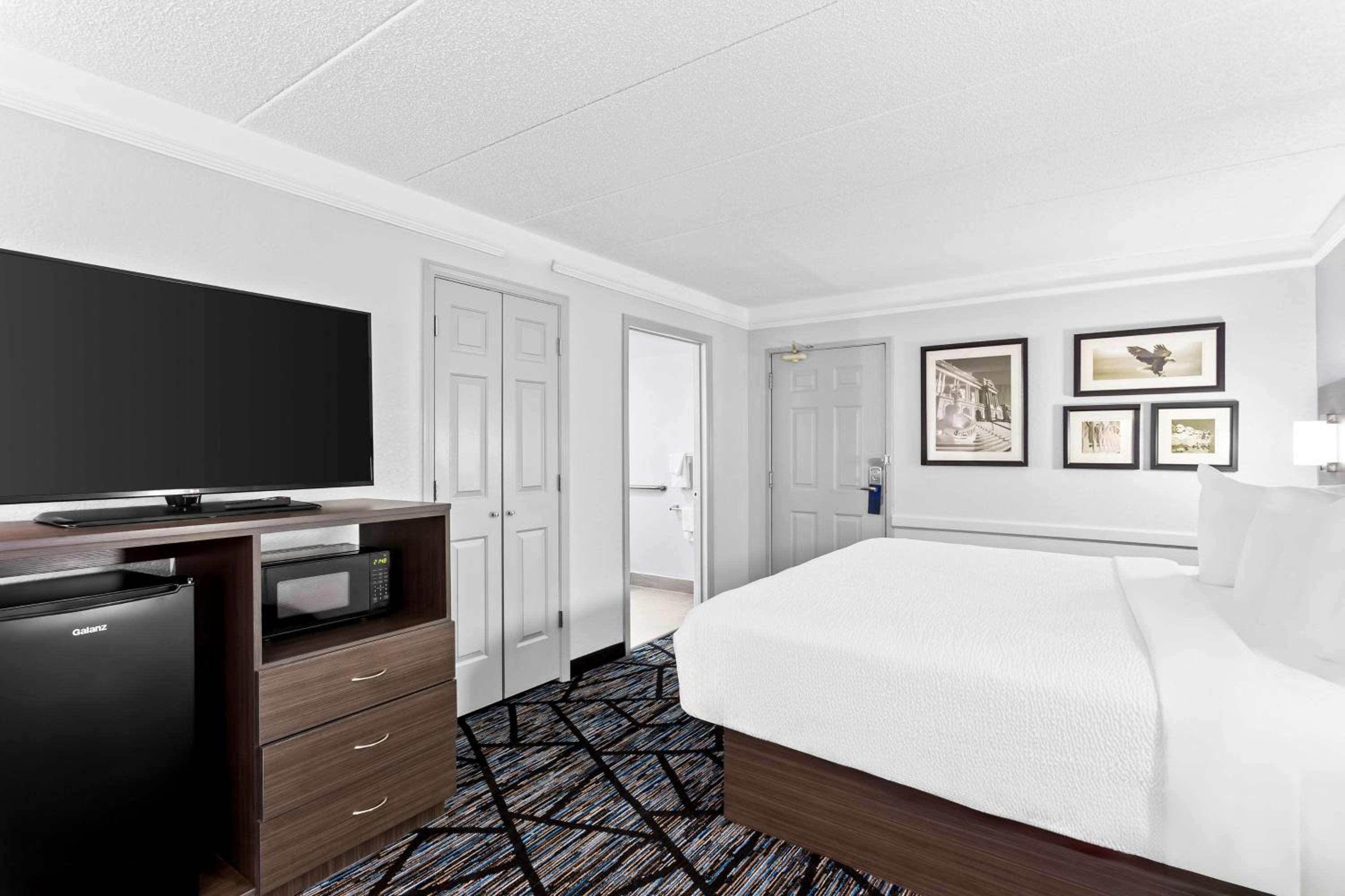 King Room with Roll-In Shower - Mobility Accessible - Photo 2