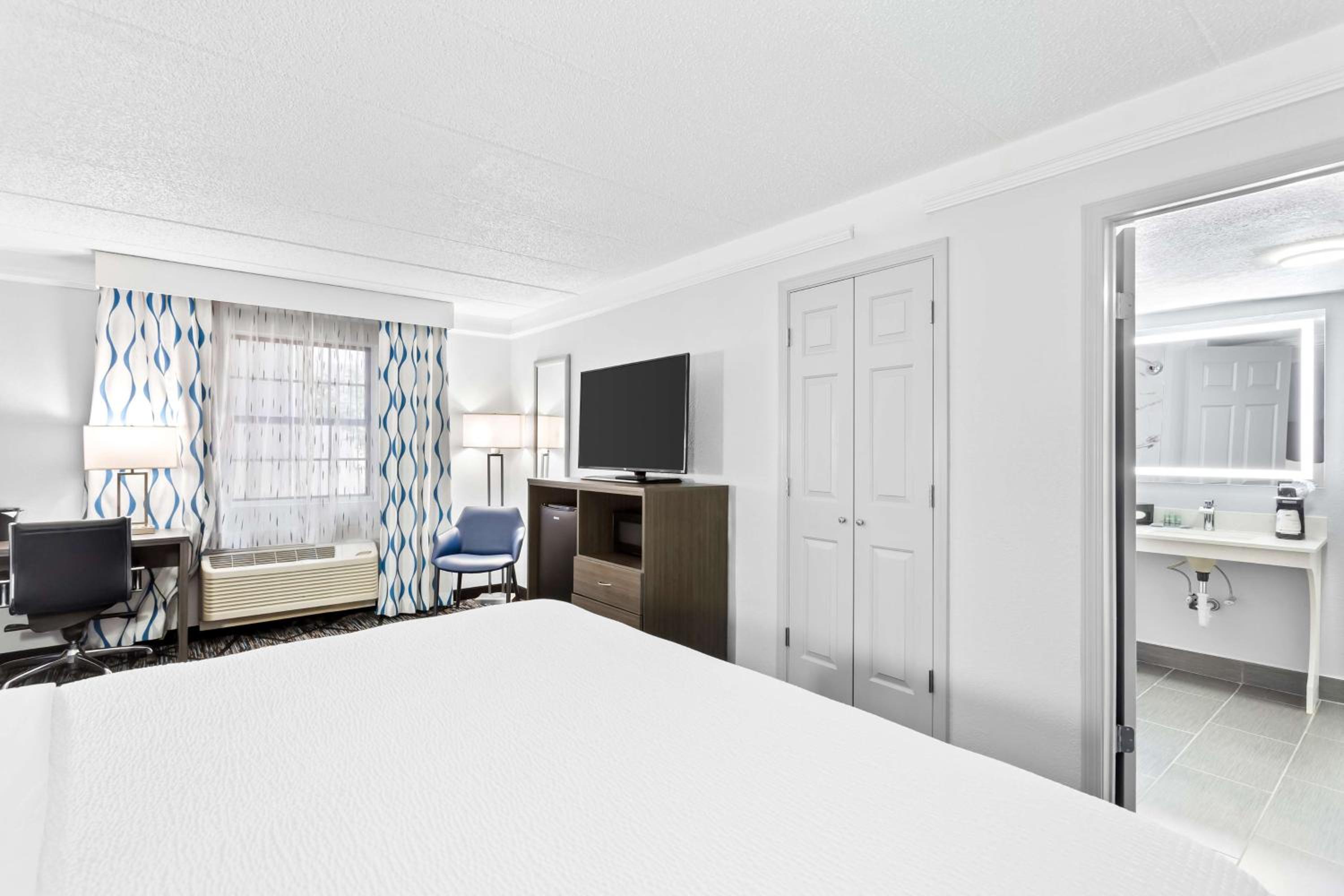 King Room with Roll-In Shower - Mobility Accessible - Photo 3