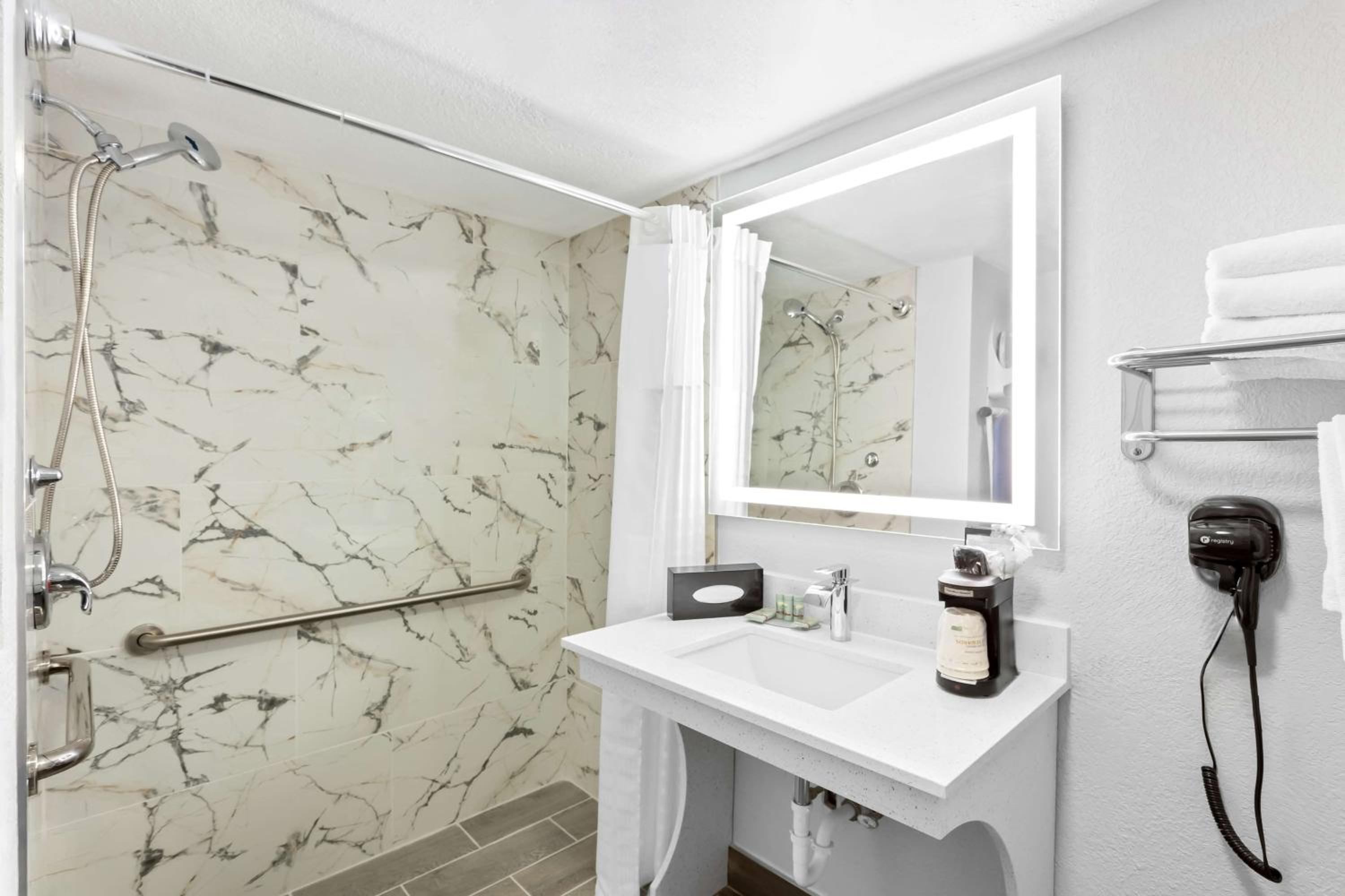 King Room with Roll-In Shower - Mobility Accessible - Photo 4
