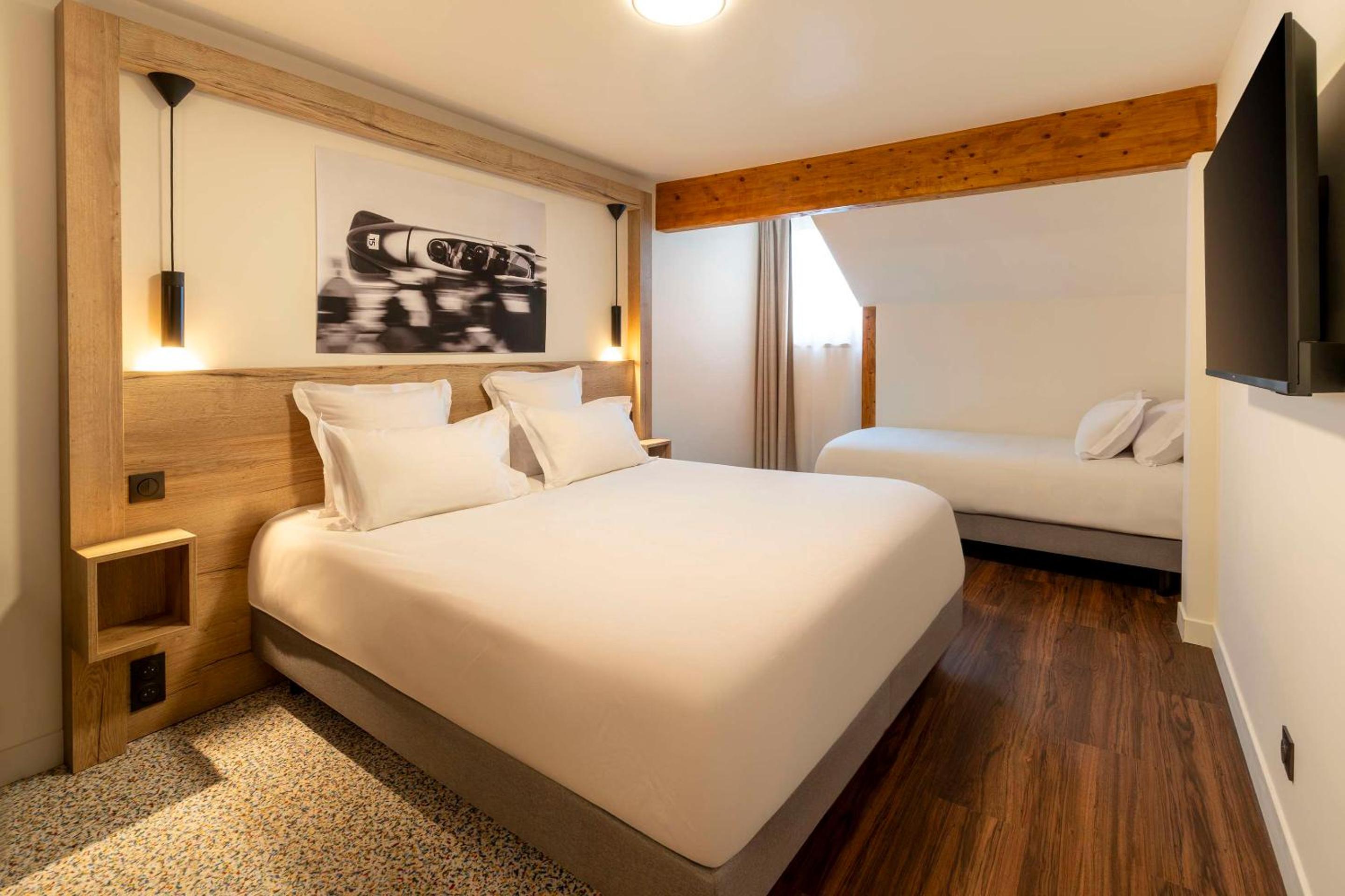 Family Room with Three Single Beds - Non-Smoking - Photo 1