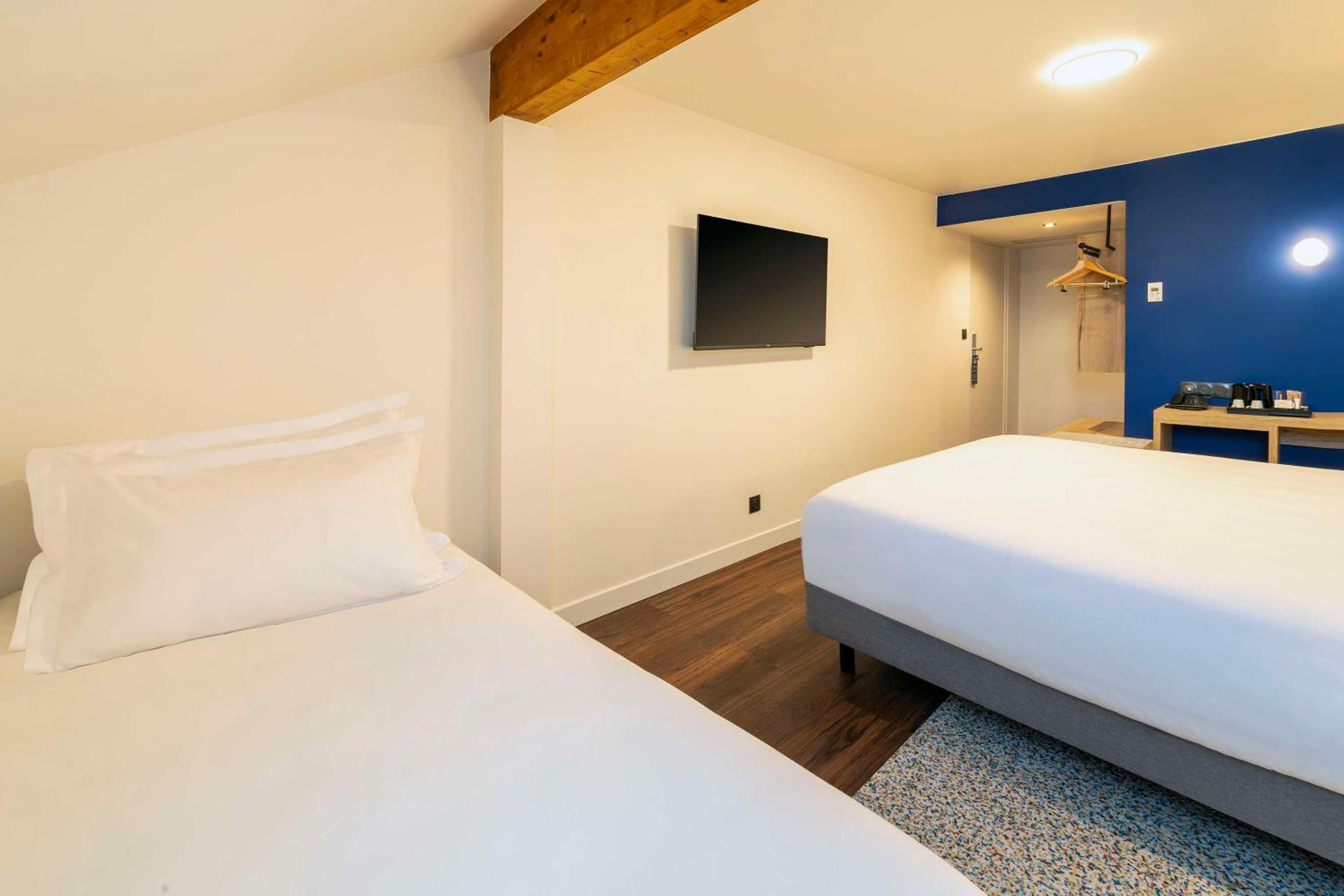 Family Room with Three Single Beds - Non-Smoking - Photo 2