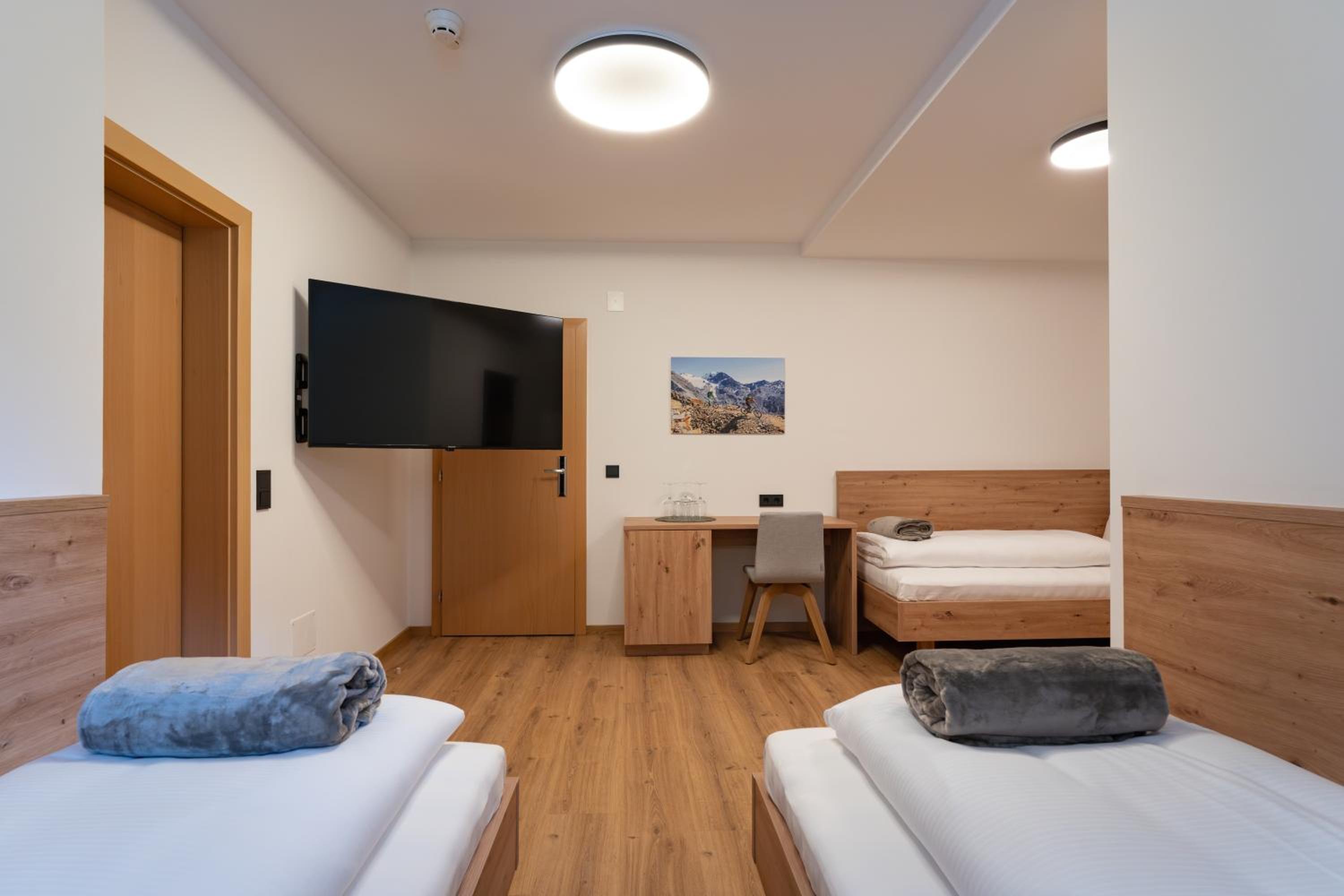 Triple Room with Street View photo 2