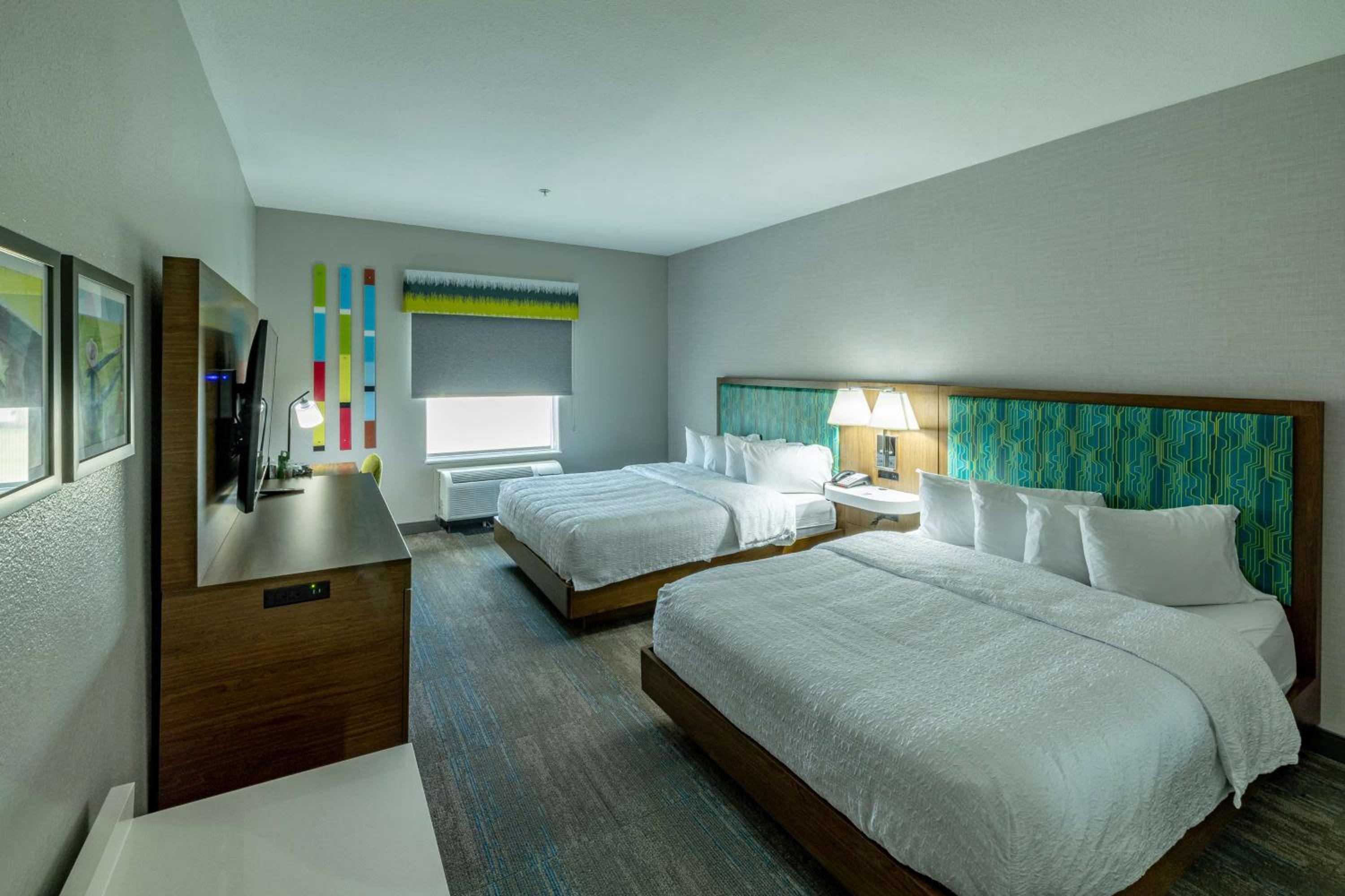 Room with Two Queen Beds - Non-Smoking - Photo 6