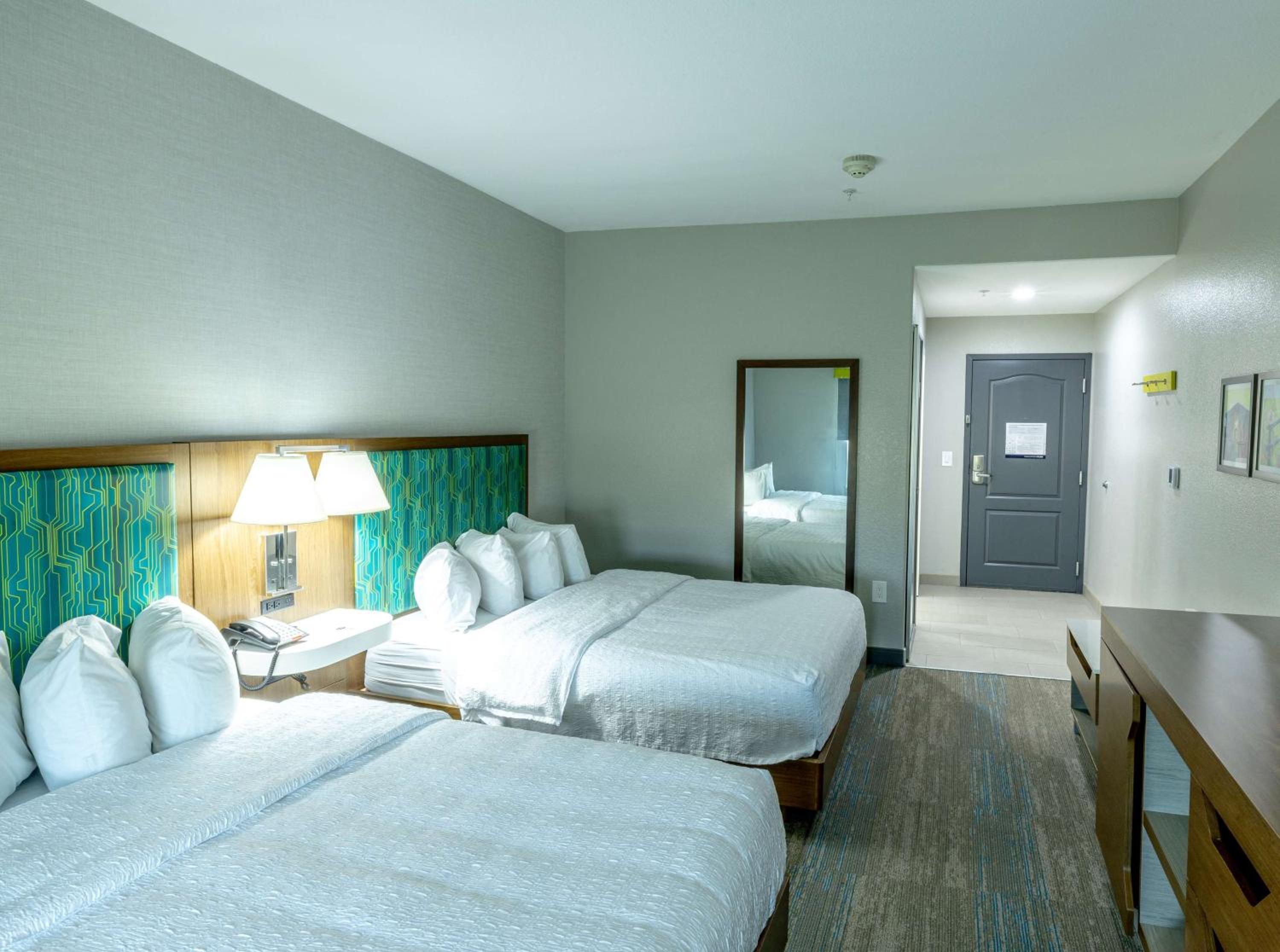 Room with Two Queen Beds - Non-Smoking - Photo 2