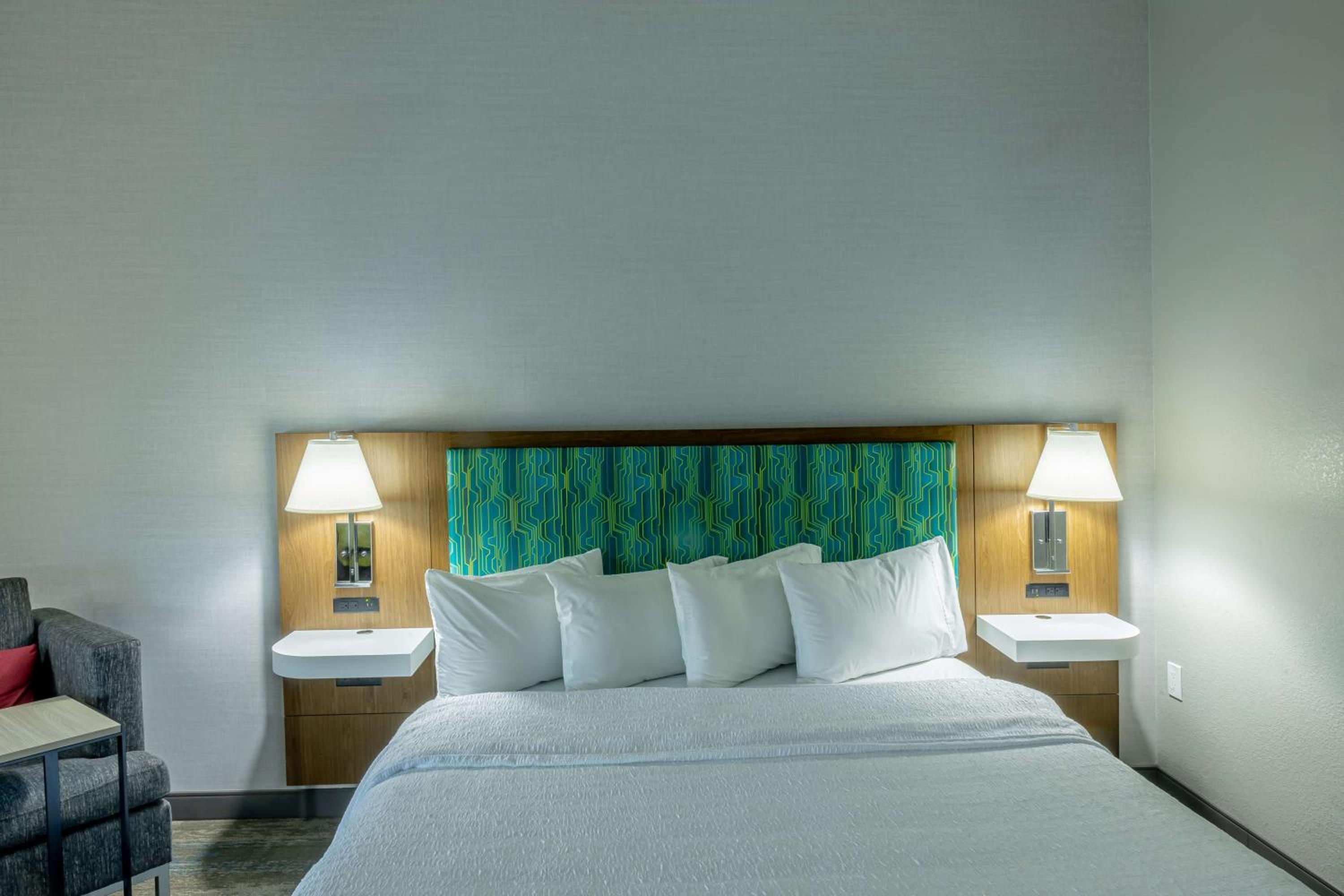 King Room with King Bed - Non-Smoking - Photo 1