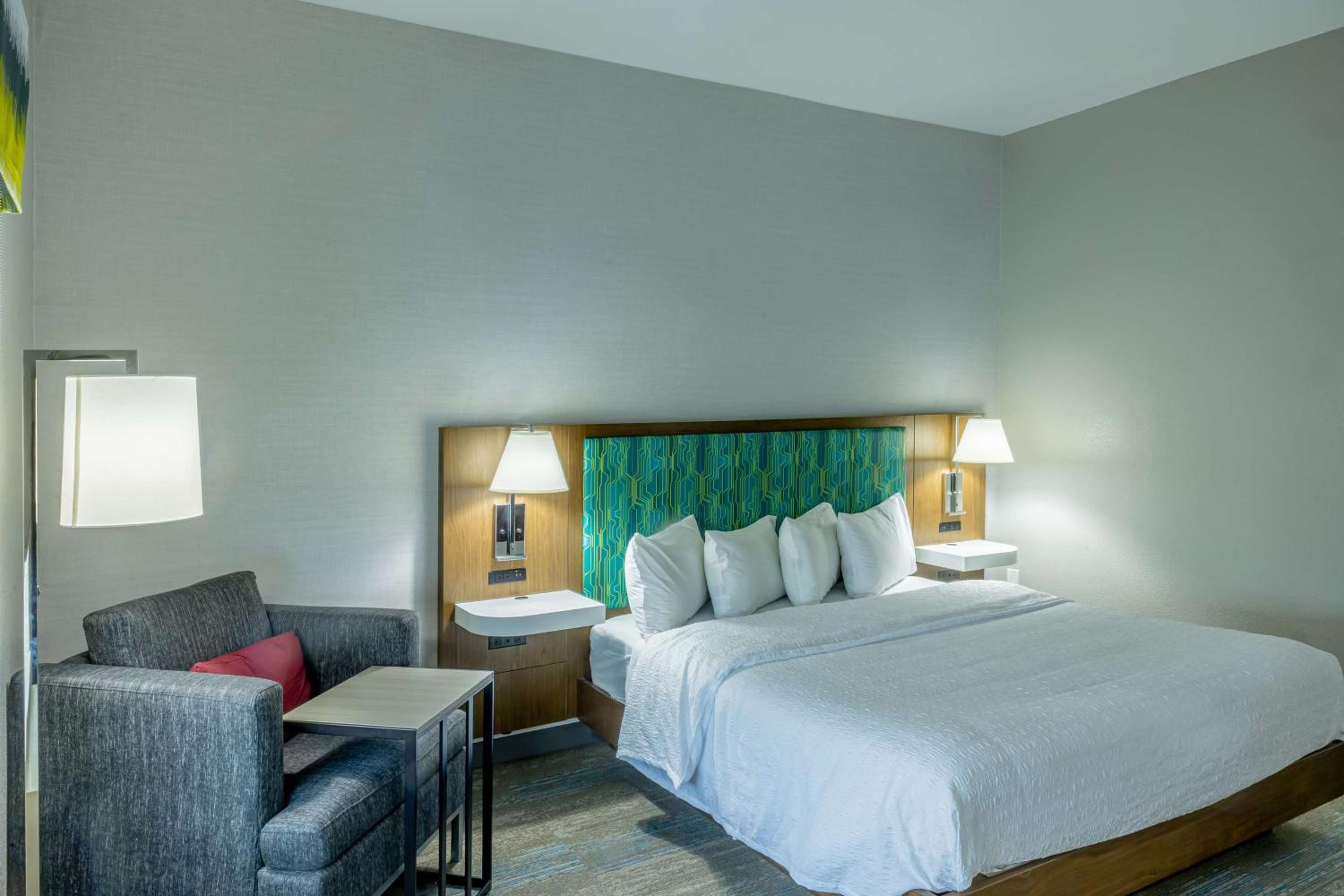 King Room with King Bed - Non-Smoking - Photo 3