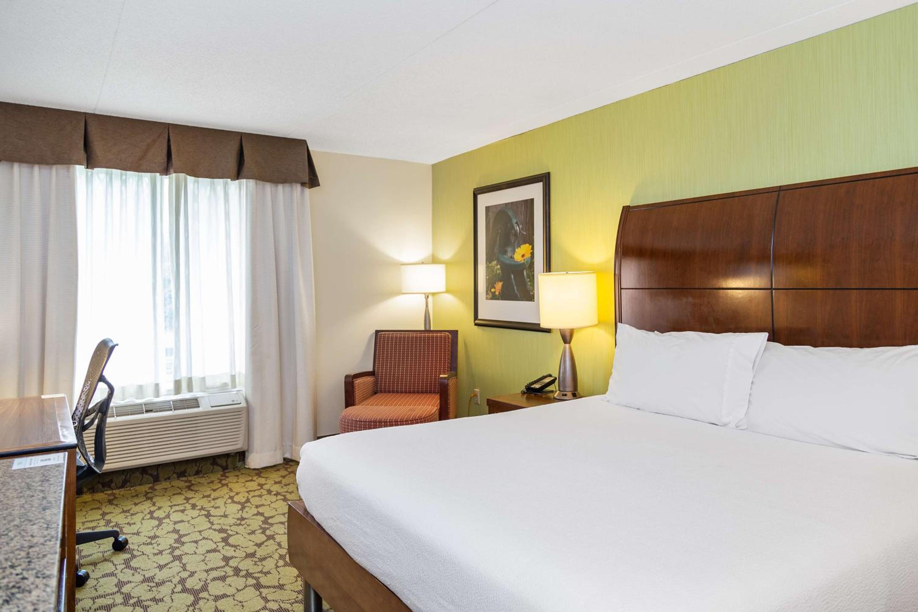 King Room with Accessible Tub - Mobility Access - Photo 2