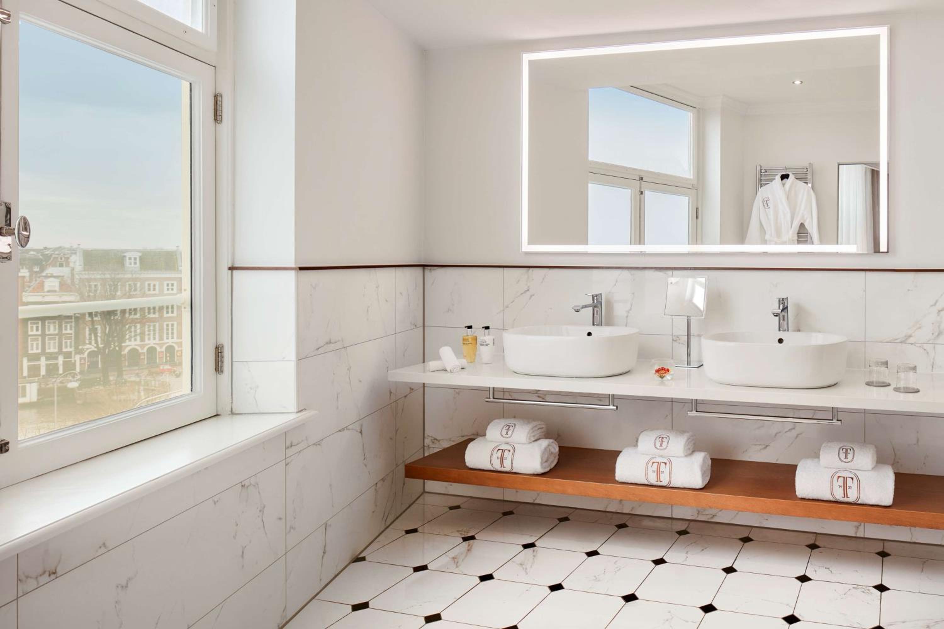 Canal View Suite with Extra Bed (2 Adults + 1 Child) thumbnail 6