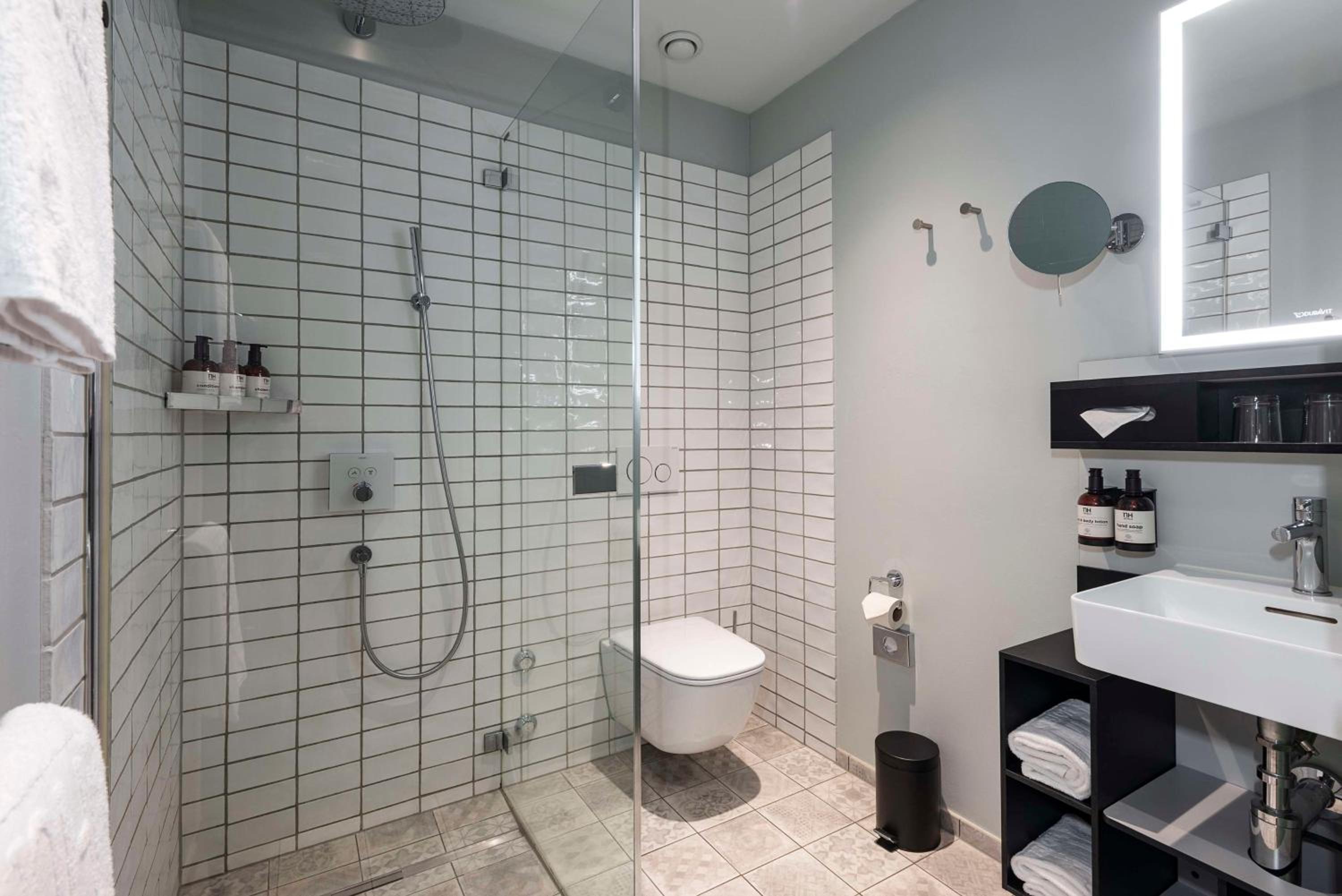 Premium Double Room with Extra Bed (2 Adults + 2 Children) thumbnail 5
