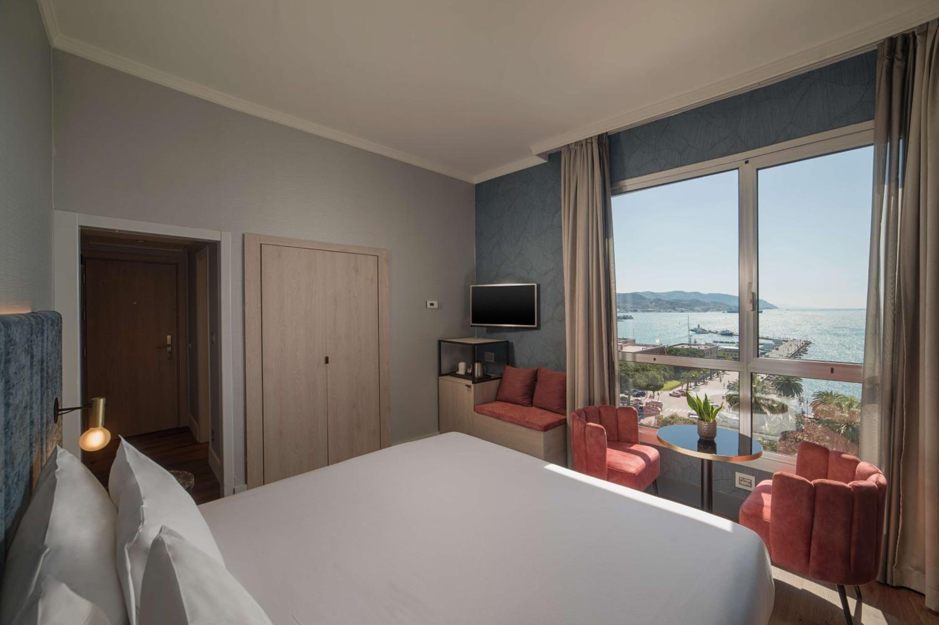 Superior Double or Twin Room with View - Photo 3