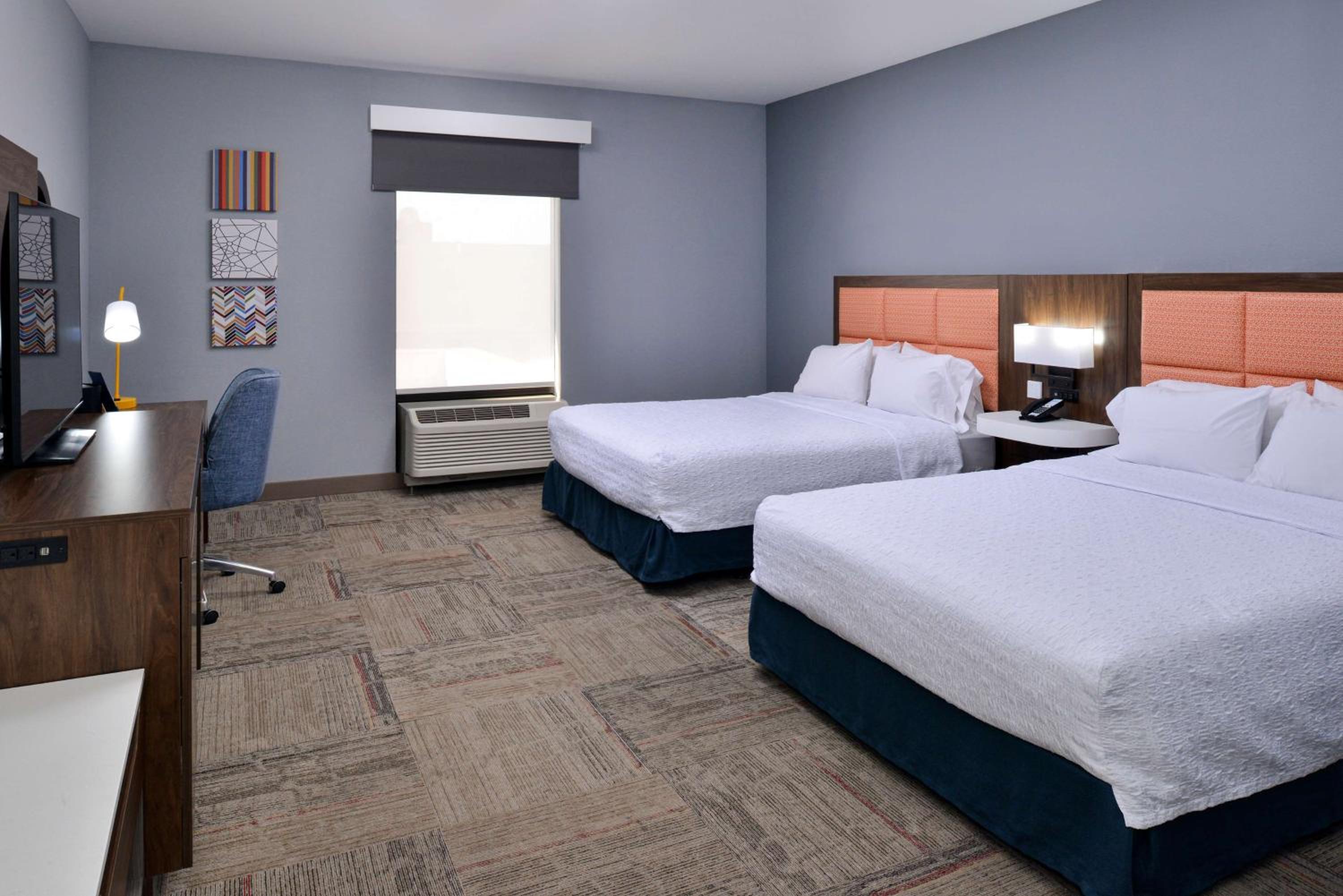 Queen Room with Two Queen Beds - Mobility Access/Non-Smoking photo 3