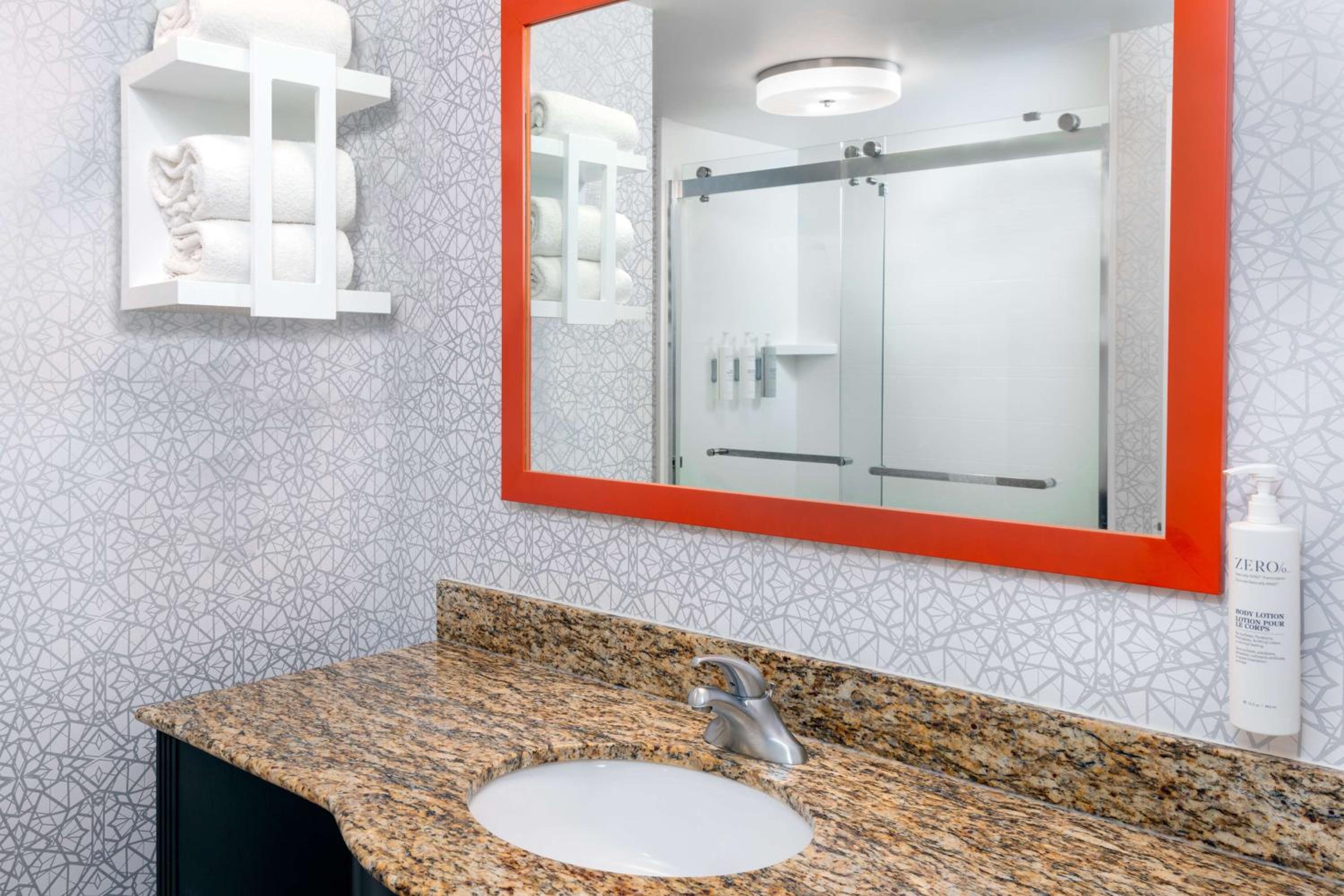 King Room with Shower - Non-Smoking - Photo 3